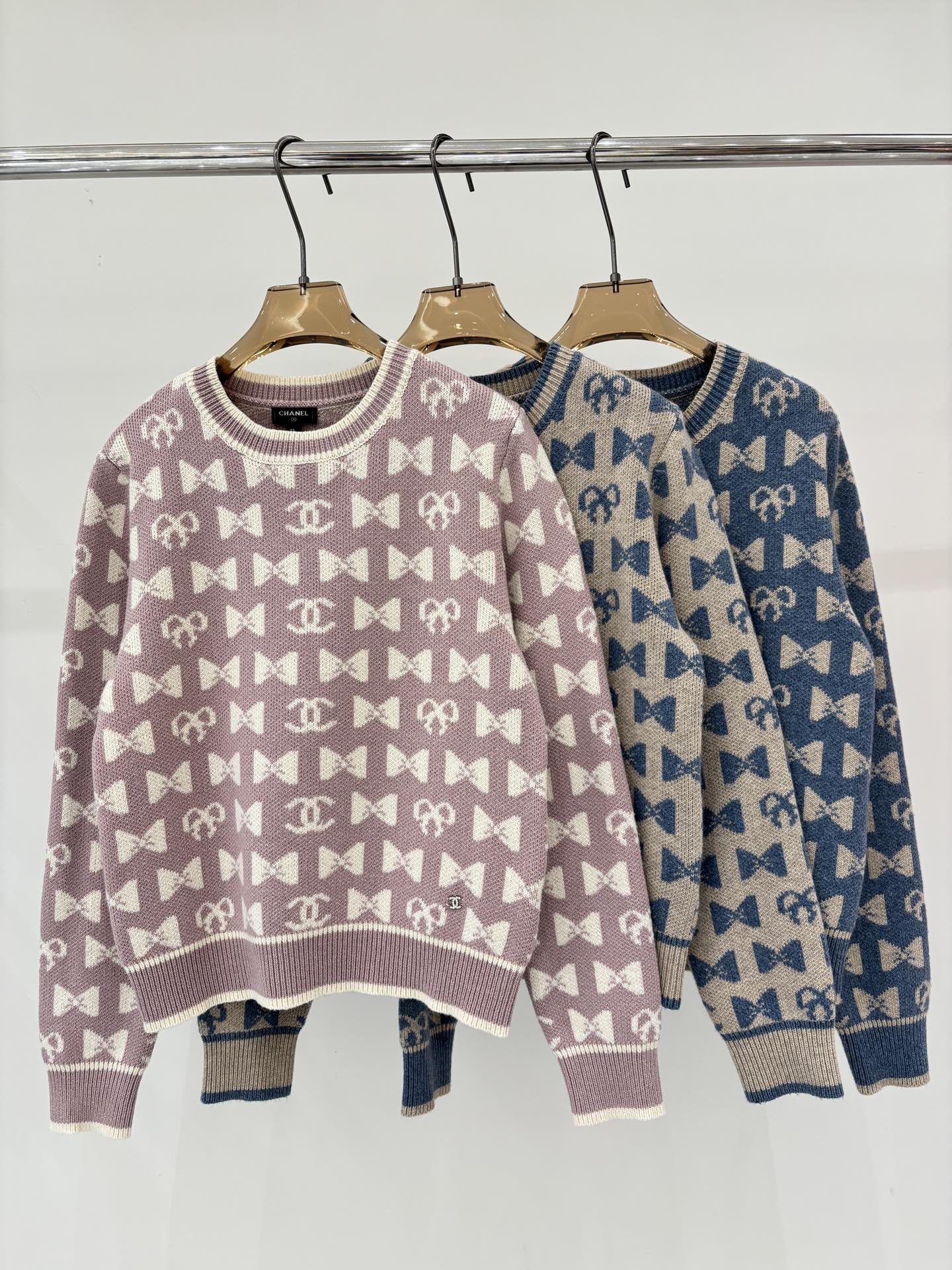 NO:625272,Xiaoxiang long sleeve | 25 early autumn new style round neck letter logo bow jacquard all over printing casual knitted long sleeve color pink khaki blue sizeSML,,alexander wang19860909小香长袖｜25早秋新款圆领字母logo蝴蝶结提花满印休闲针织长袖 颜色粉色 卡其 蓝色 sizeSML,,alexander wang,Women's clothing