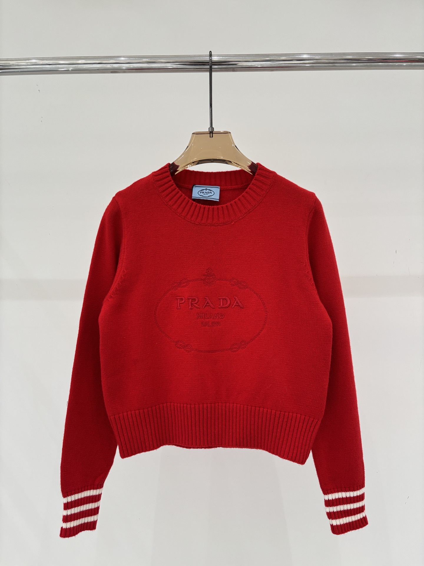 NO:625282,Prada long sleeve | 25 early autumn new round neck letter logo embroidered jacquard cuffs striped color matching design casual knitted long sleeve color red sizeSML,, prada, alexander wang19860909普拉达长袖｜25早秋新款圆领字母logo刺绣提花袖口条纹拼色设计休闲针织长袖 颜色红色 sizeSML,,prada,alexander wang,Women's clothing