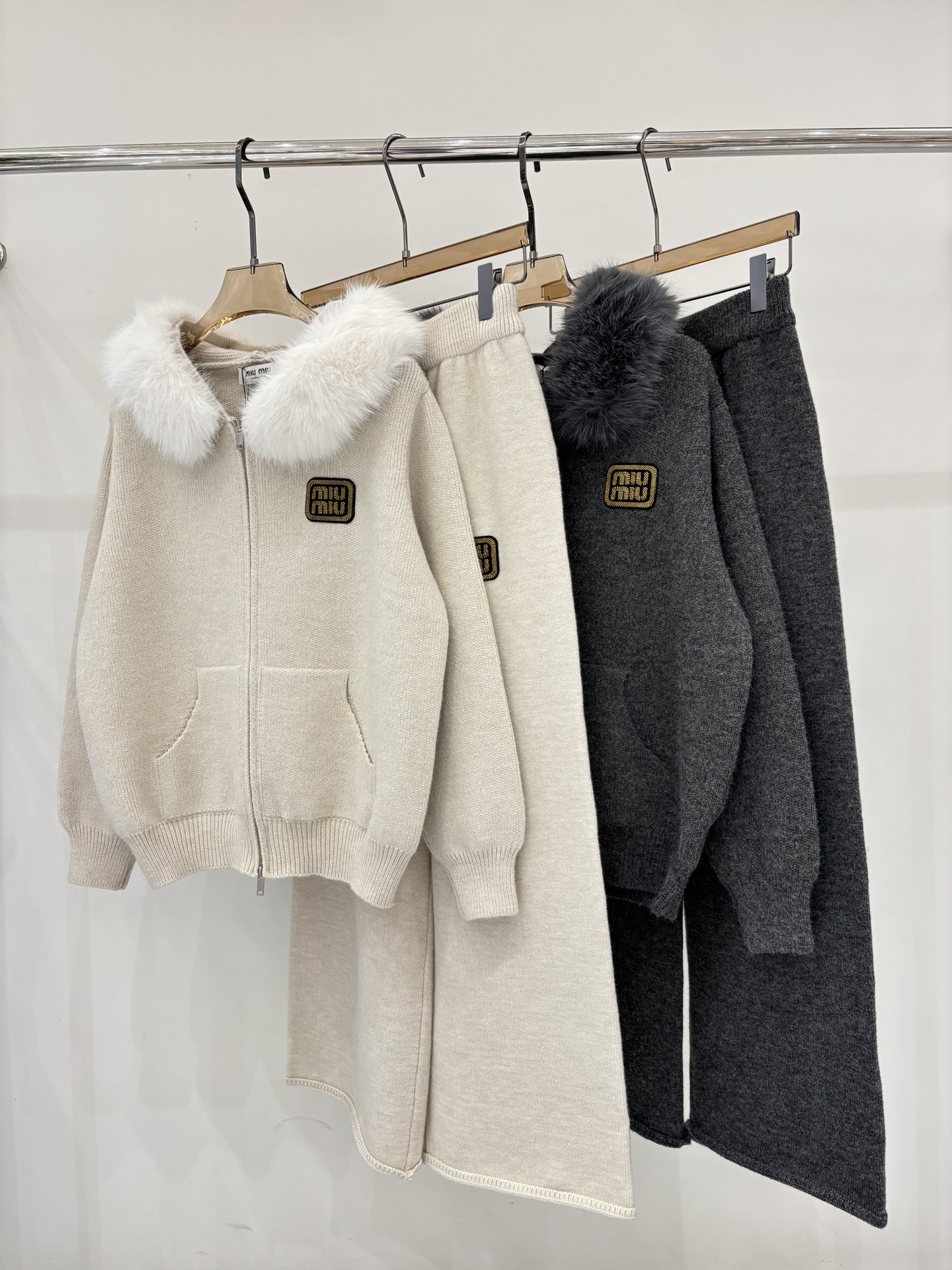 NO:625291,amiu suit｜25 early autumn new hooded letter logo gold thread embroidery patch jacquard fur collar decoration simple casual knitted suit color apricot gray sizeSML,,miumiu,hats,alexander wang19860909amiu套装｜25早秋新款连帽字母logo金线刺绣贴布提花毛领装饰简约休闲针织套装 颜色杏色 灰色 sizeSML,,miumiu,hats,alexander wang,Women's clothing