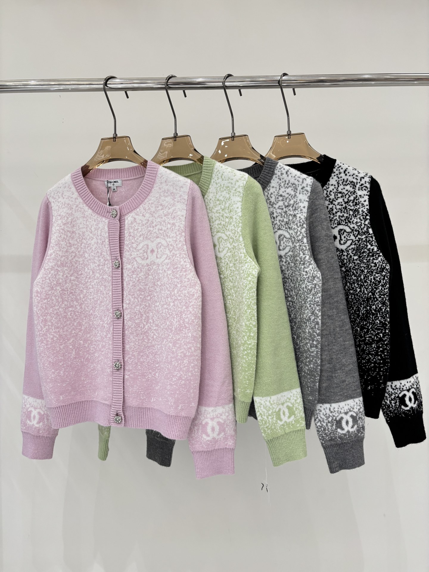 NO:625299,Xiaoxiang Cardigan｜25 Early Autumn New Round Neck Letter Logo Jacquard Pearl Flower Button Gradient Design Casual Knitted Cardigan Color Purple Green Gray Black sizeSML,,alexander wang19860909小香开衫｜25早秋新款圆领字母logo提花珍珠花朵钮扣渐变设计休闲针织开衫 颜色紫色 绿色 灰色 黑色 sizeSML,,alexander wang,Women's clothing