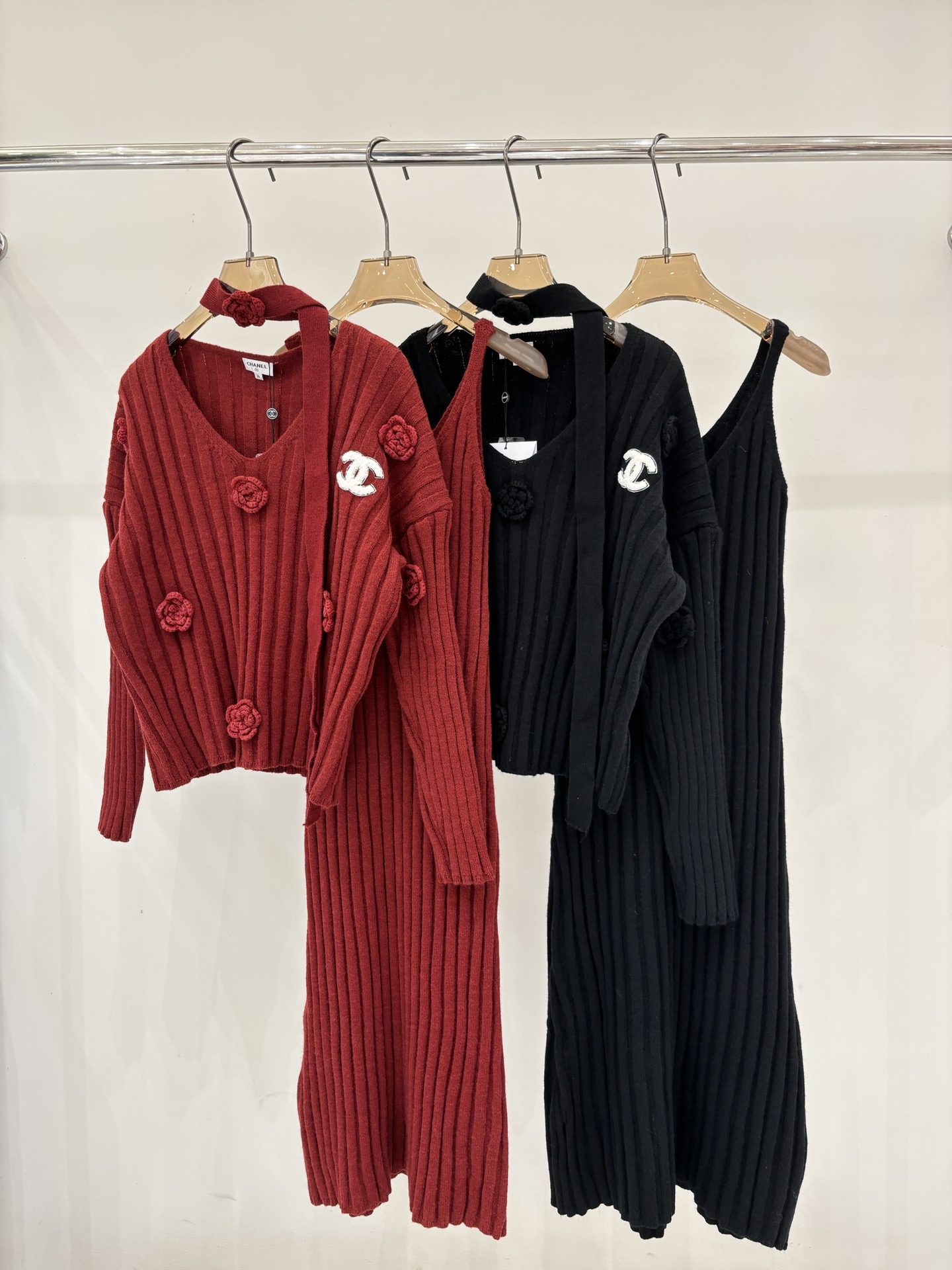 NO:684370,Xiaoxiang suit｜25 new autumn and winter v-neck letter logo three-dimensional rose decoration simple slim knitted suit color burgundy black sizeSML,,19860909小香套装｜25秋冬新款v领字母logo立体玫瑰装饰简约修身针织套装 颜色酒红 黑色 sizeSML,,,Women's clothing