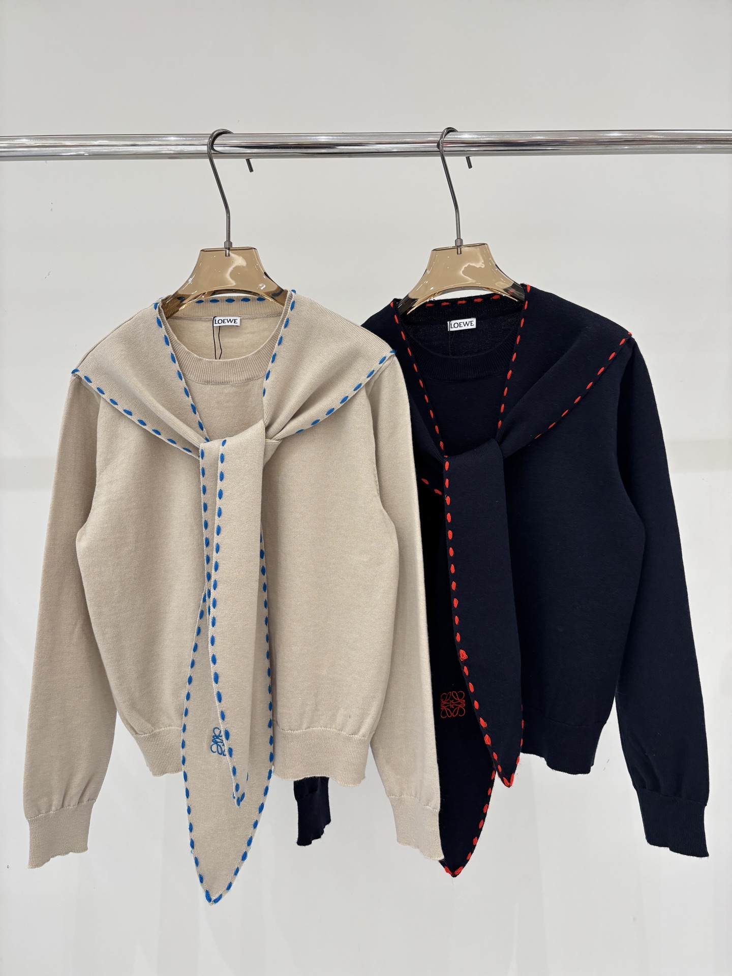 NO:708490,Loewe long sleeve | 26 early spring new round neck letter logo embroidery jacquard simple stripe color matching small shawl design casual knitted long sleeve color khaki navy size; SM L,, loewe, shawls,19860909罗意威长袖｜26早春新款圆领字母logo刺绣提花简约条纹拼色同色小披肩设计休闲针织长袖 颜色卡其 藏蓝 size；SM L,,loewe,shawls,,Women's clothing