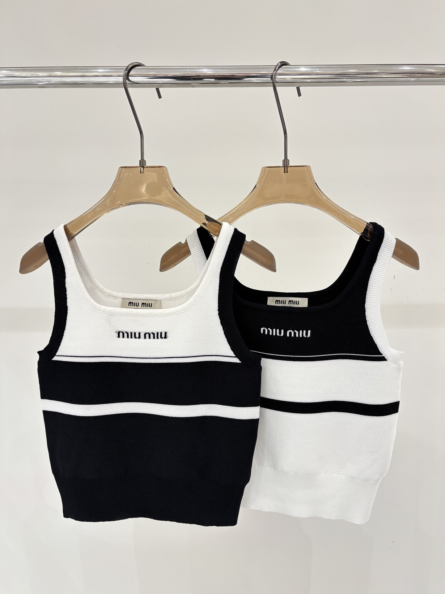 NO:716679,miu vest｜26 early spring new style round neck contrasting letters logo three-dimensional hot diamond simple slim fit knitted sleeveless vest uniform color sizeSML,,miumiu,19860909miu背心｜26早春新款圆领撞色字母logo立体烫钻简约修身针织无袖背心 颜色均色 sizeSML,,miumiu,,Women's clothing