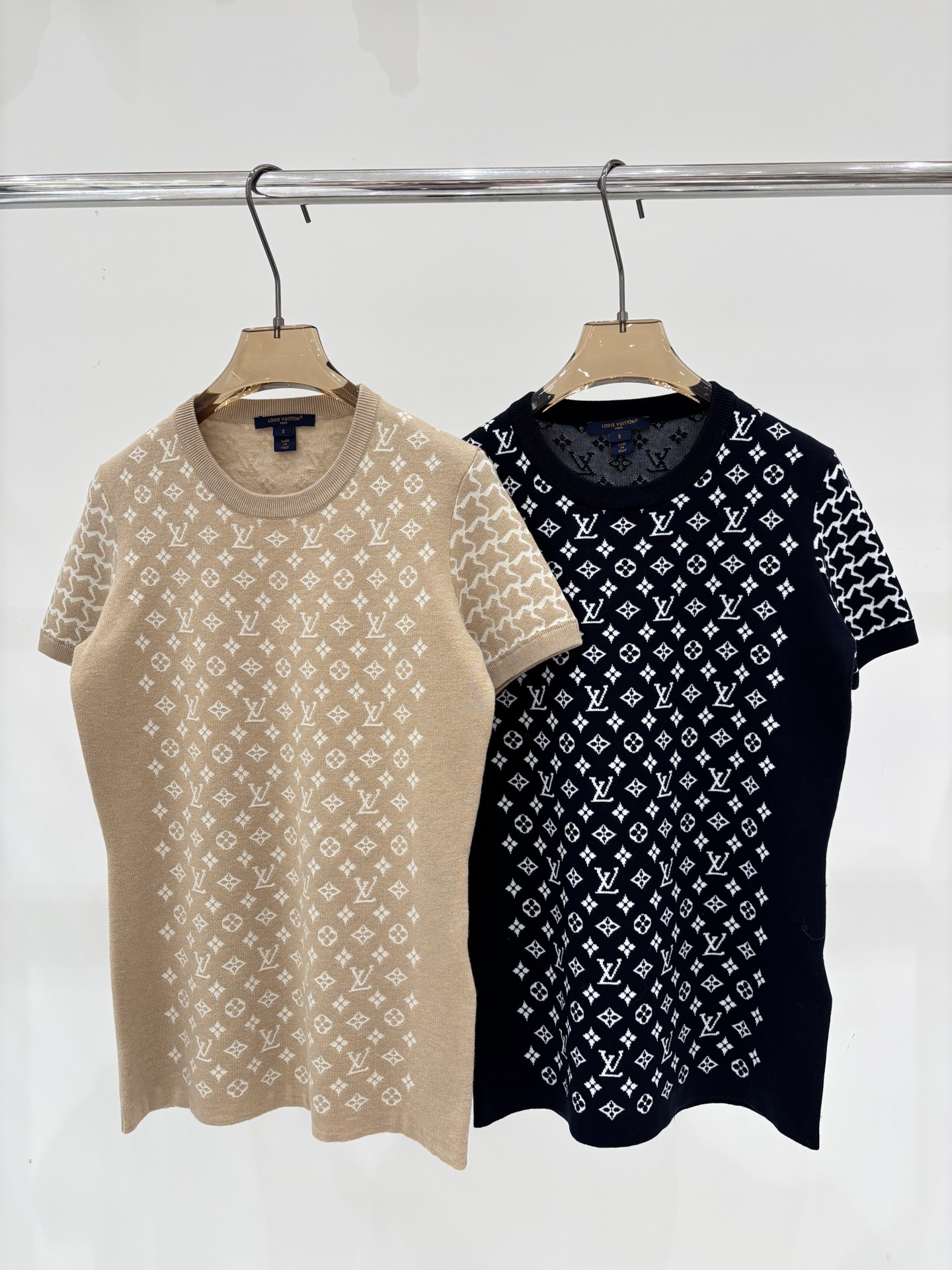 NO:729554,L Home Short Sleeve | 26 Early Spring New Round Neck Letter Logo Contrast Color Jacquard All-over Print Classic Pattern Design Casual Knitted Short Sleeve Color Khaki Navy sizeSML,, louis vuitton, T-shirt,19860909L家短袖｜26早春新款圆领字母logo撞色提花满印经典花纹设计休闲针织短袖 颜色卡其 藏蓝 sizeSML,,louis vuitton,T-shirt,,Women's clothing