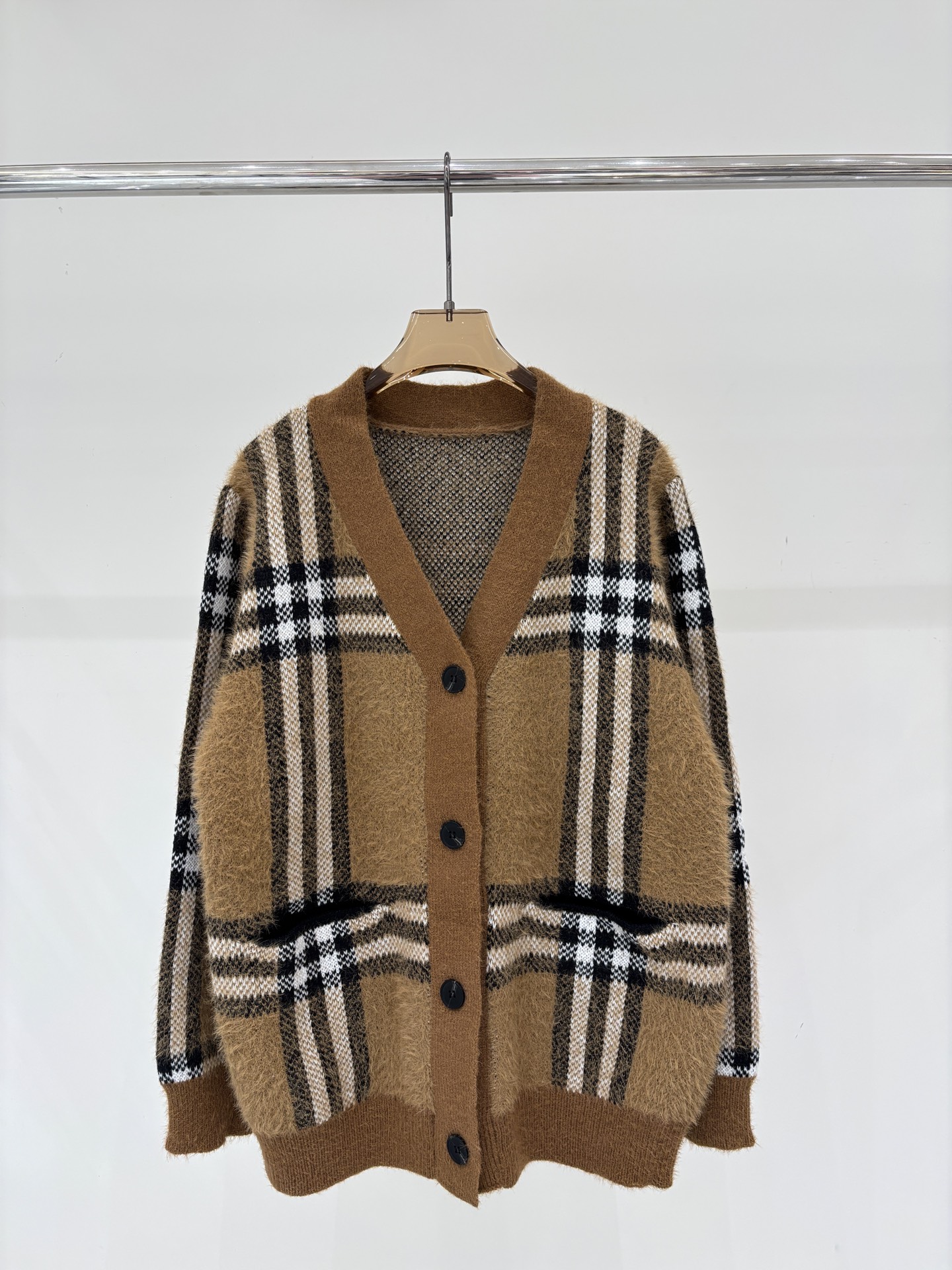 NO:729562,Burberry Cardigan｜26 Early Spring New V-neck Classic Houndstooth Pattern Splicing Contrast Color Simple Soft Waxy Casual Knitted Cardigan Color Brown sizeSML,,burberry,19860909巴宝莉开衫｜26早春新款v领经典千鸟格纹拼接撞色简约软糯休闲针织开衫 颜色棕色 sizeSML,,burberry,,Women's clothing