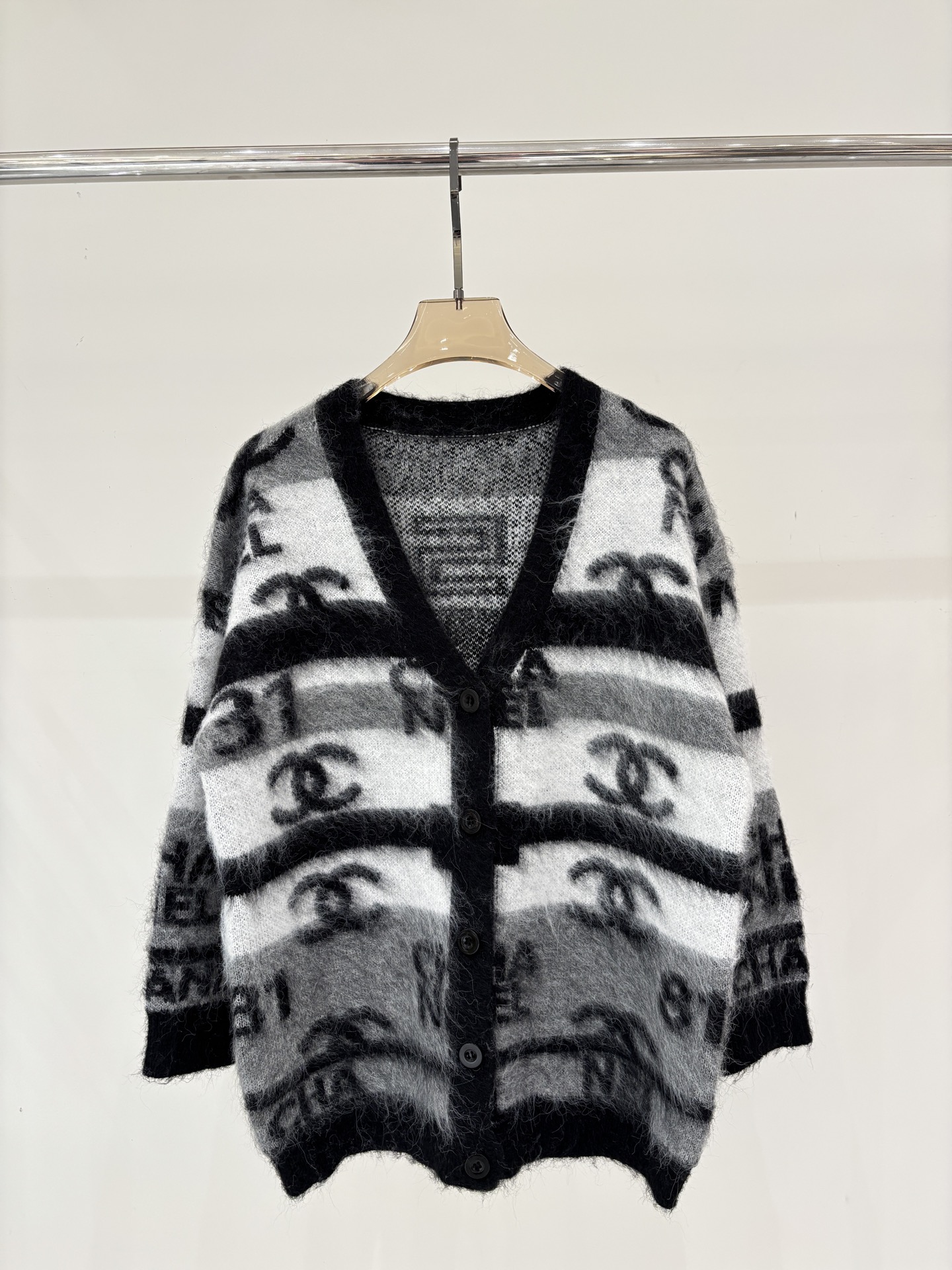 NO:729569,Xiaoxiang Cardigan｜26 Early Spring New V-neck Letter Logo Jacquard Mohair Soft Waxy Casual Striped Contrast Color Casual Knitted Cardigan Color Black sizeS M L,,19860909小香开衫｜26早春新款v领字母logo提花马海毛软糯休闲条纹撞色休闲针织开衫 颜色黑色 sizeS M L,,,Women's clothing