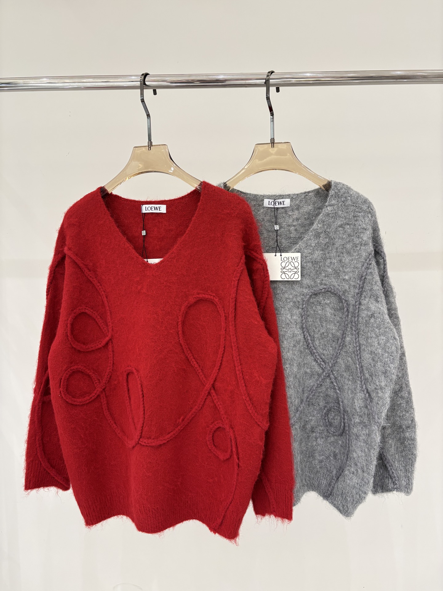NO:729575,Loewe long sleeve | 26 early spring new v-neck letter logo crocheted three-dimensional jacquard simple soft waxy casual knitted long sleeve color red gray sizeSML,,loewe,19860909罗意威长袖｜26早春新款v领字母logo钩织立体提花简约软糯休闲针织长袖 颜色红色 灰色 sizeSML,,loewe,,Women's clothing