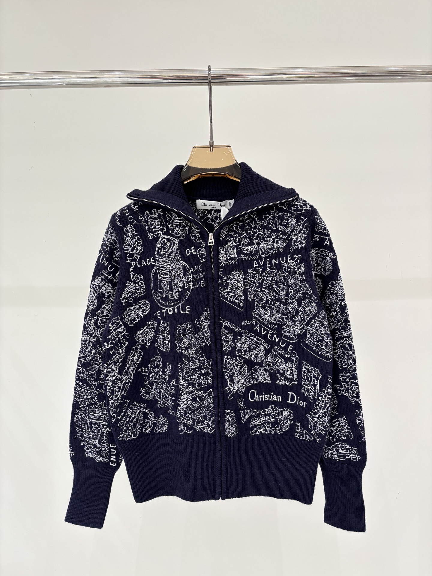 NO:729581,D Family Cardigan｜26 New Early Spring Lapel Letter Logo City Architecture Embroidery Jacquard All-over Print Color Block Design Casual Knitted Cardigan Color Navy Blue sizeSM L,,dior,19860909D家开衫｜26早春新款翻领字母logo城市建筑刺绣提花满印拼色设计休闲针织开衫 颜色藏蓝 sizeSM L,,dior,,Women's clothing