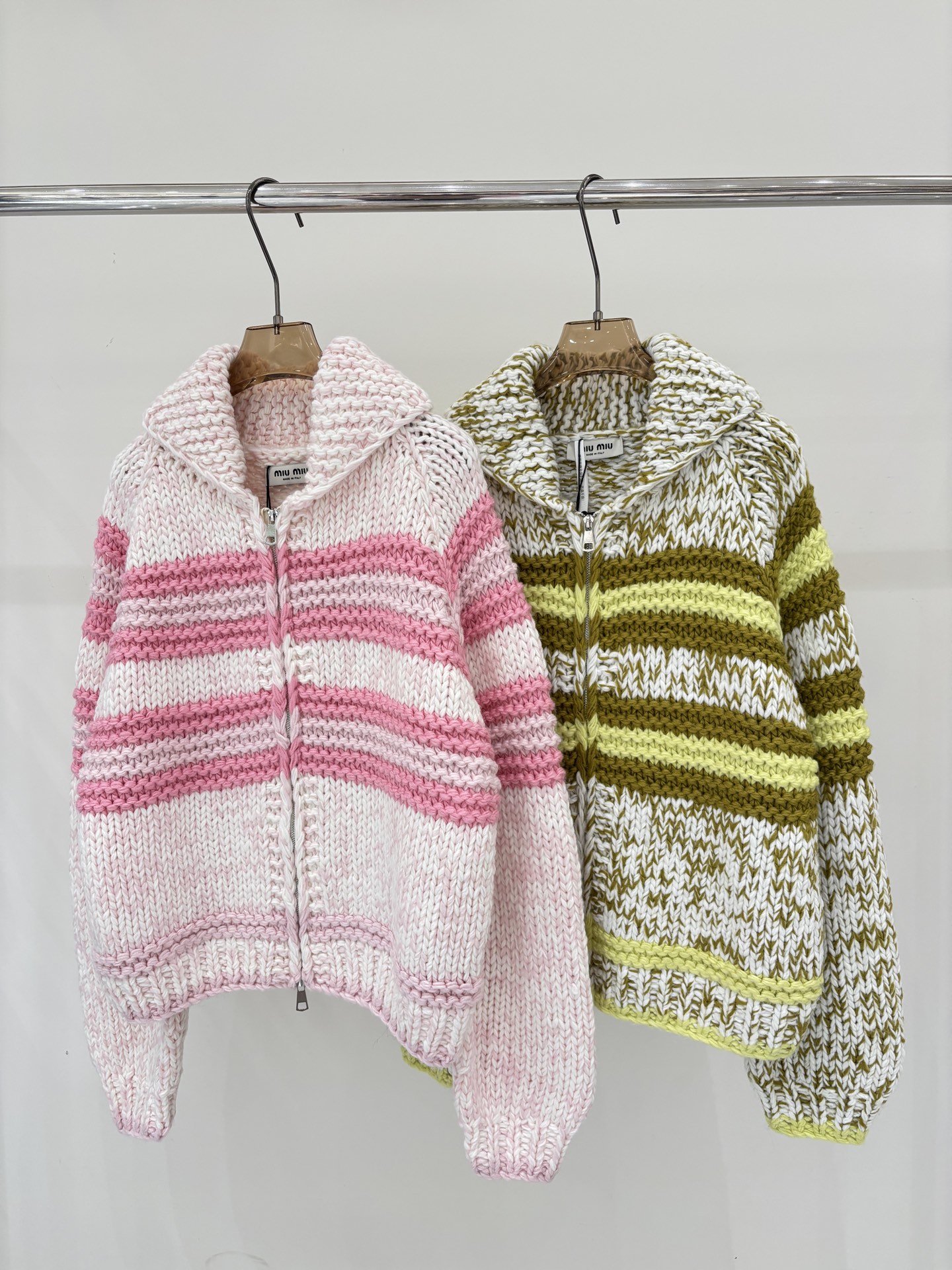 NO:729589,miu cardigan｜26 early spring new style lapel three-dimensional crochet stripe color matching decoration simple double-headed zipper design knitted cardigan color pink green sizeSML,,miumiu,19860909miu开衫｜26早春新款翻领立体钩织条纹拼色装饰简约双头拉链设计针织开衫 颜色粉色 绿色 sizeSML,,miumiu,,Women's clothing