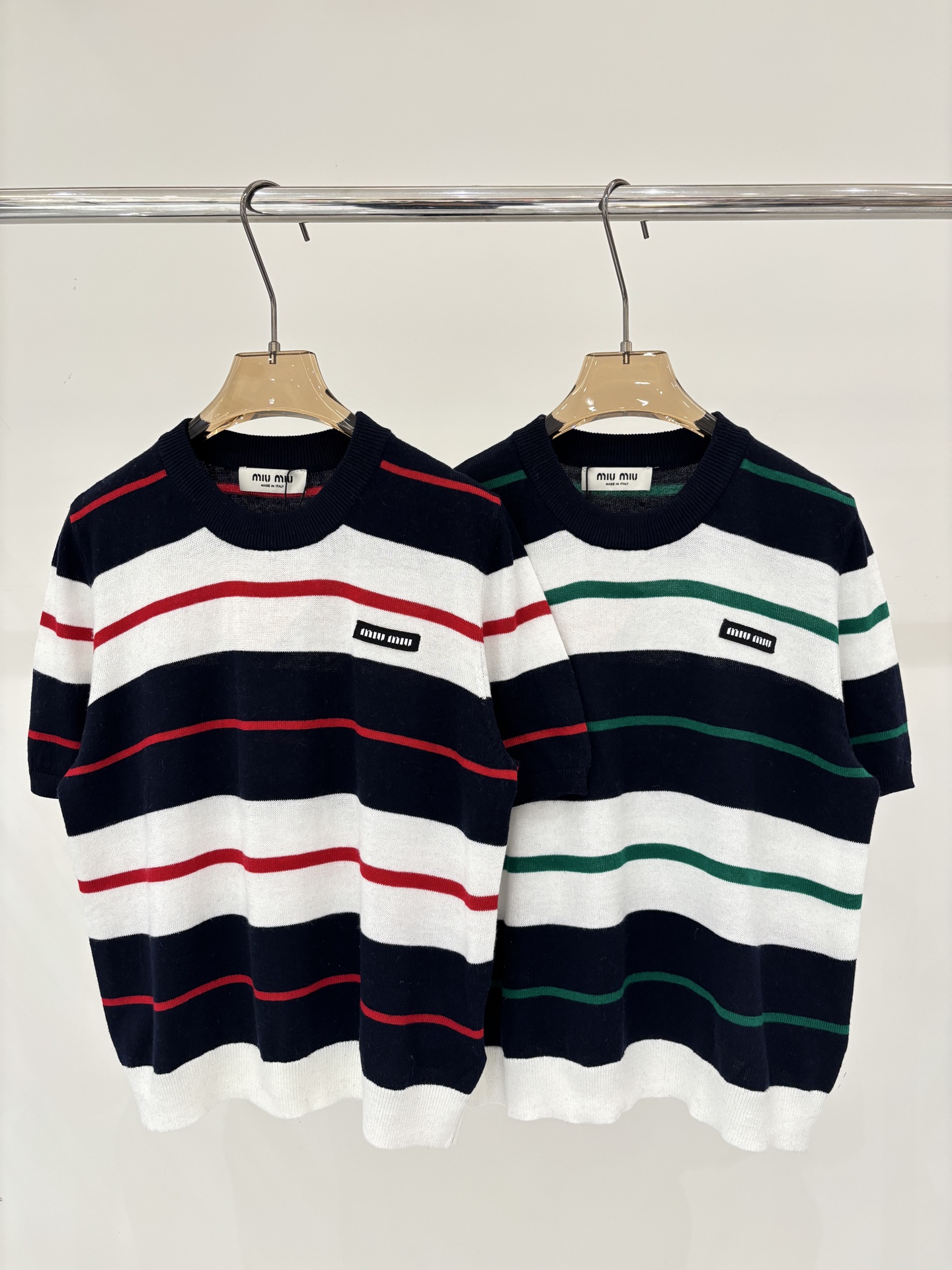 NO:729602,miu short sleeves｜26 early spring new style round neck letter logo patch jacquard stripe color matching simple casual knitted short sleeves color red green sizeSML,,miumiu,T-shirt,19860909miu短袖｜26早春新款圆领字母logo贴布提花条纹拼色简约休闲针织短袖 颜色红色 绿色 sizeSML,,miumiu,T-shirt,,Women's clothing
