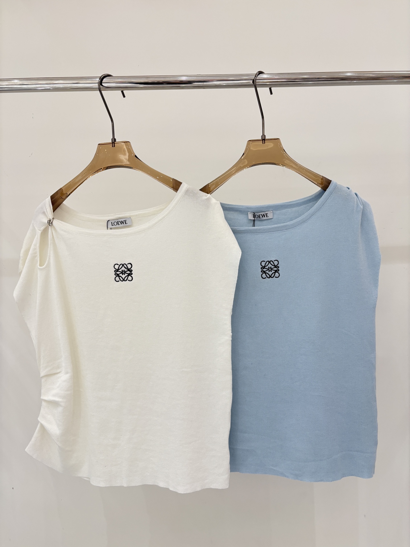 NO:729540,Loewe vest｜26 early spring new round neck letter logo embroidered jacquard simple casual thin knitted vest color white blue sizeSML,,loewe,19860909罗意威背心｜26早春新款圆领字母logo刺绣提花简约休闲薄款针织背心 颜色白色 蓝色 sizeSML,,loewe,,Women's clothing