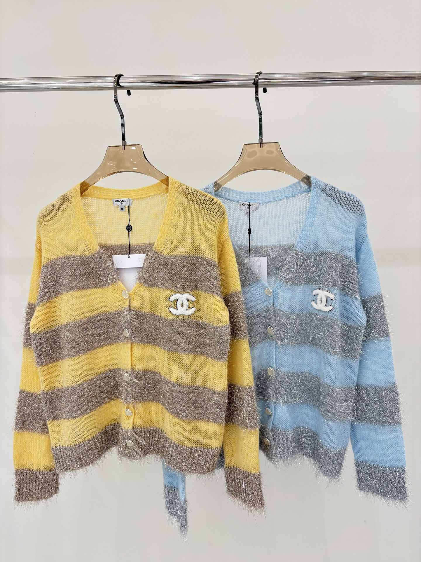 NO:729547,Xiaoxiang Cardigan｜26 Early Spring New V-neck Letter Logo Three-dimensional Jacquard Bright Silk Decoration Striped Color Block Casual Knitted Cardigan Color Yellow Blue sizeSML,,19860909小香开衫｜26早春新款v领字母logo立体提花亮丝装饰条纹拼色休闲针织开衫 颜色黄色 蓝色 sizeSML,,,Women's clothing