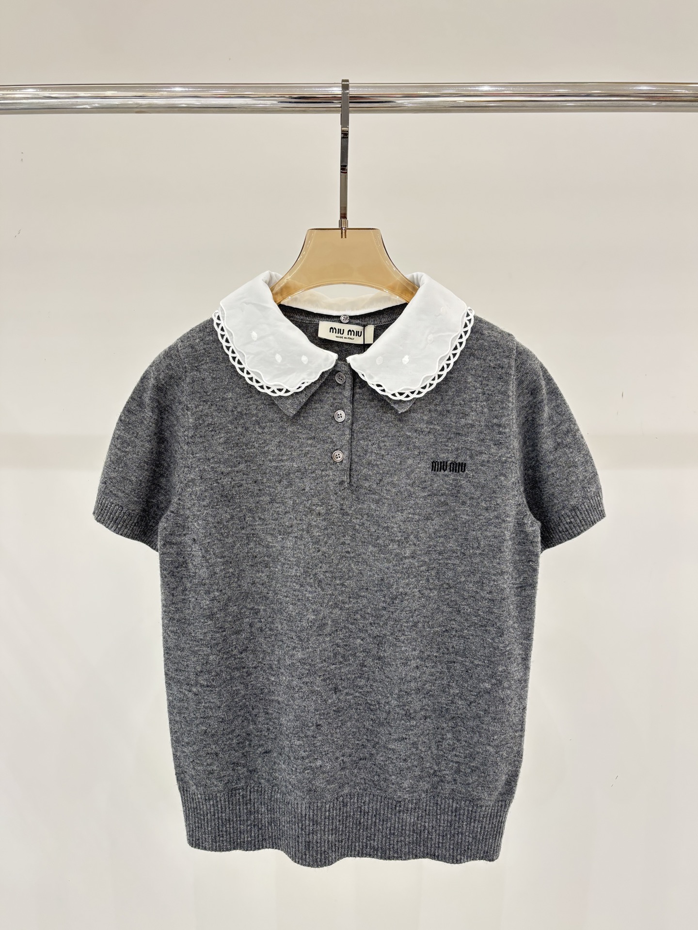 NO:729553,miu short-sleeved | 26 early spring new style doll collar with color block letter logo embroidery, simple casual half-open collar knitted pullover short-sleeved, uniform color sizeSML,,miumiu,T-shirt,19860909miu短袖｜26早春新款娃娃领拼色字母logo刺绣简约休闲半开领针织套头短袖 颜色均色 sizeSML,,miumiu,T-shirt,,Women's clothing