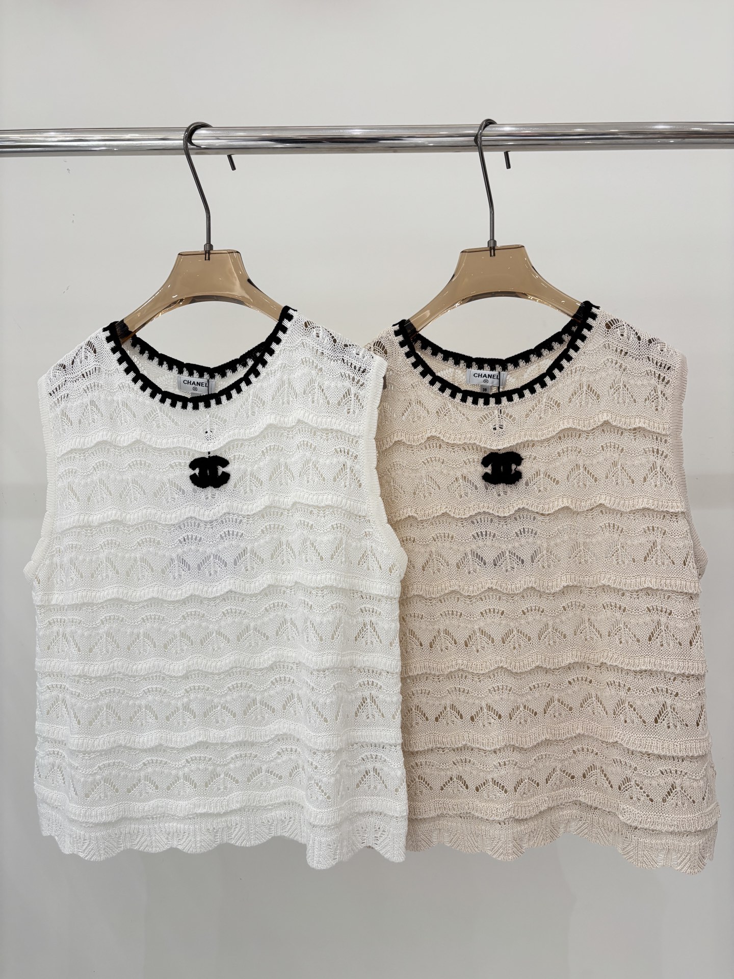 NO:748456,Xiaoxiang vest｜26 early spring new round neck letter logo three-dimensional jacquard simple hollow stripe design casual thin knitted vest color white apricot sizeSM L,,19860909小香背心｜26早春新款圆领字母logo立体提花简约镂空条纹设计休闲薄款针织背心 颜色白色 杏色 sizeSM L,,,Women's clothing