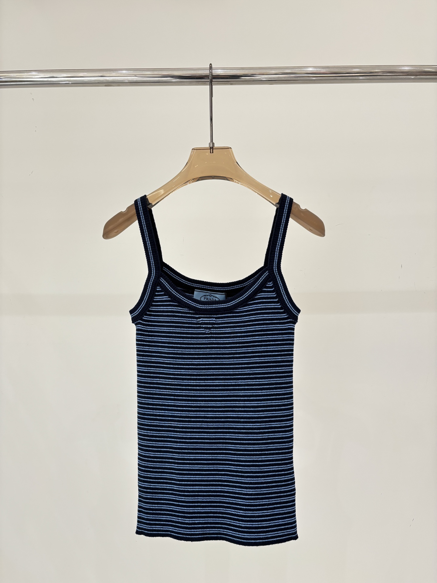 NO:748461,Prada Vest｜26 Early Spring New Round Neck Classic Triangular Patch Design Striped Color Blocking Slim Elastic Knitted Vest Color Blue sizeSML,,prada,19860909普拉达背心｜26早春新款圆领经典三角形贴布设计条纹拼色修身高弹针织背心 颜色蓝色 sizeSML,,prada,,Women's clothing