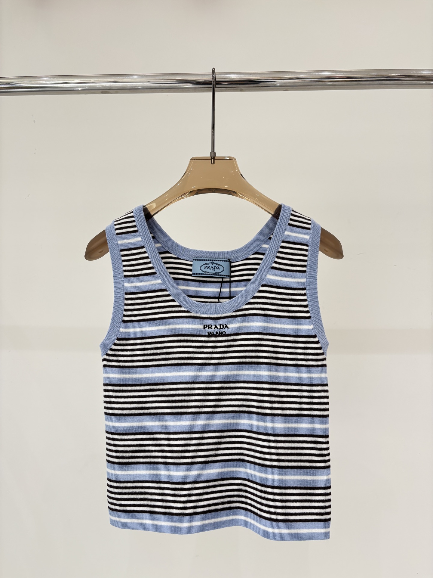 NO:748465,Prada vest｜26 early spring new round neck letter logo embroidered jacquard stripe color matching design casual knitted vest color blue sizeSML,,prada,19860909普拉达背心｜26早春新款圆领字母logo刺绣提花条纹拼色设计休闲针织背心 颜色蓝色 sizeSML,,prada,,Women's clothing