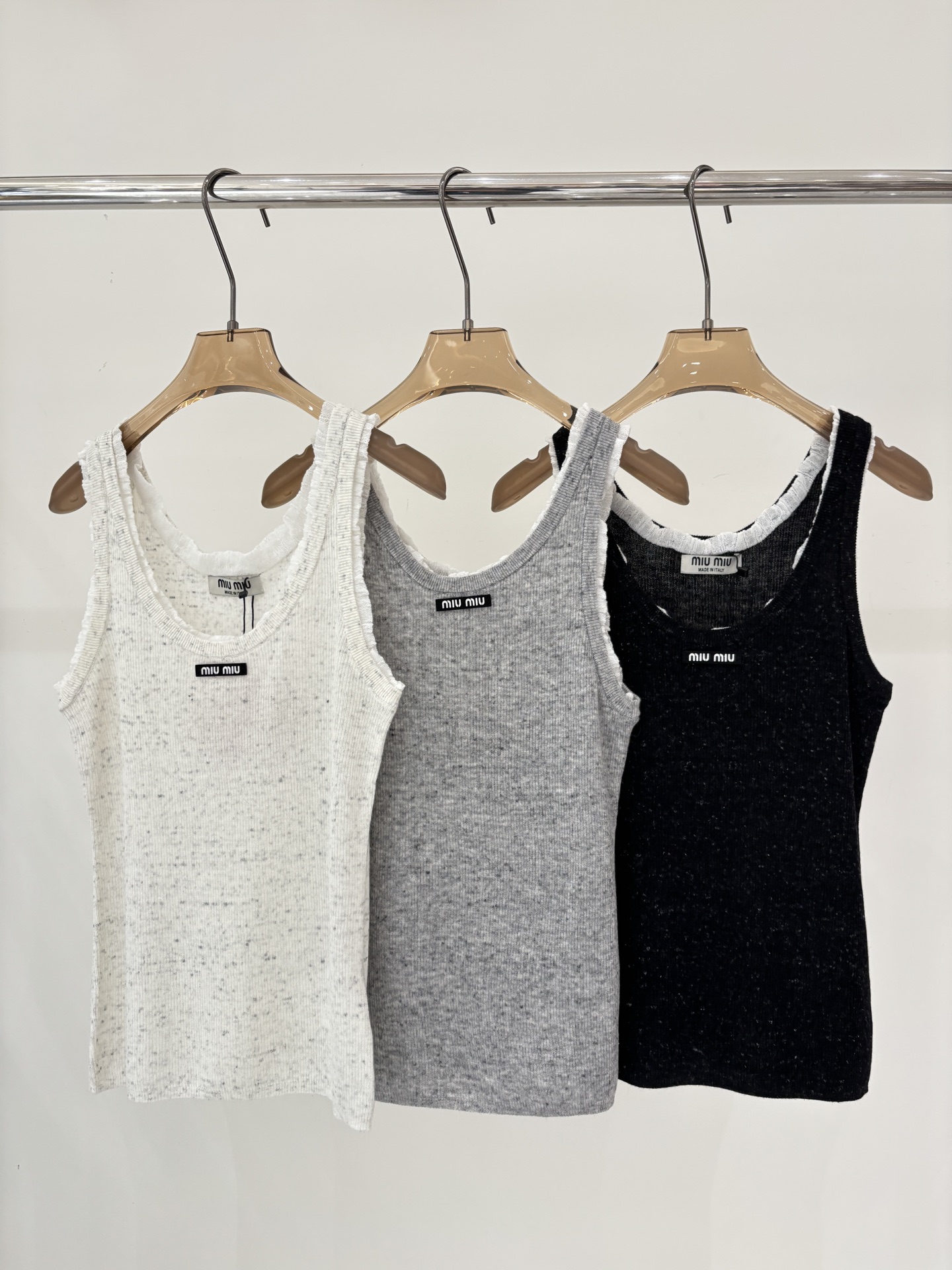 NO:748468,miu vest｜26 early spring new style round neck letter logo patch jacquard lace decoration simple mixed color knitted vest color white gray black sizeSML,,miumiu,19860909miu背心｜26早春新款圆领字母logo贴布提花蕾丝边装饰简约混色针织背心 颜色白色 灰色 黑色 sizeSML,,miumiu,,Women's clothing