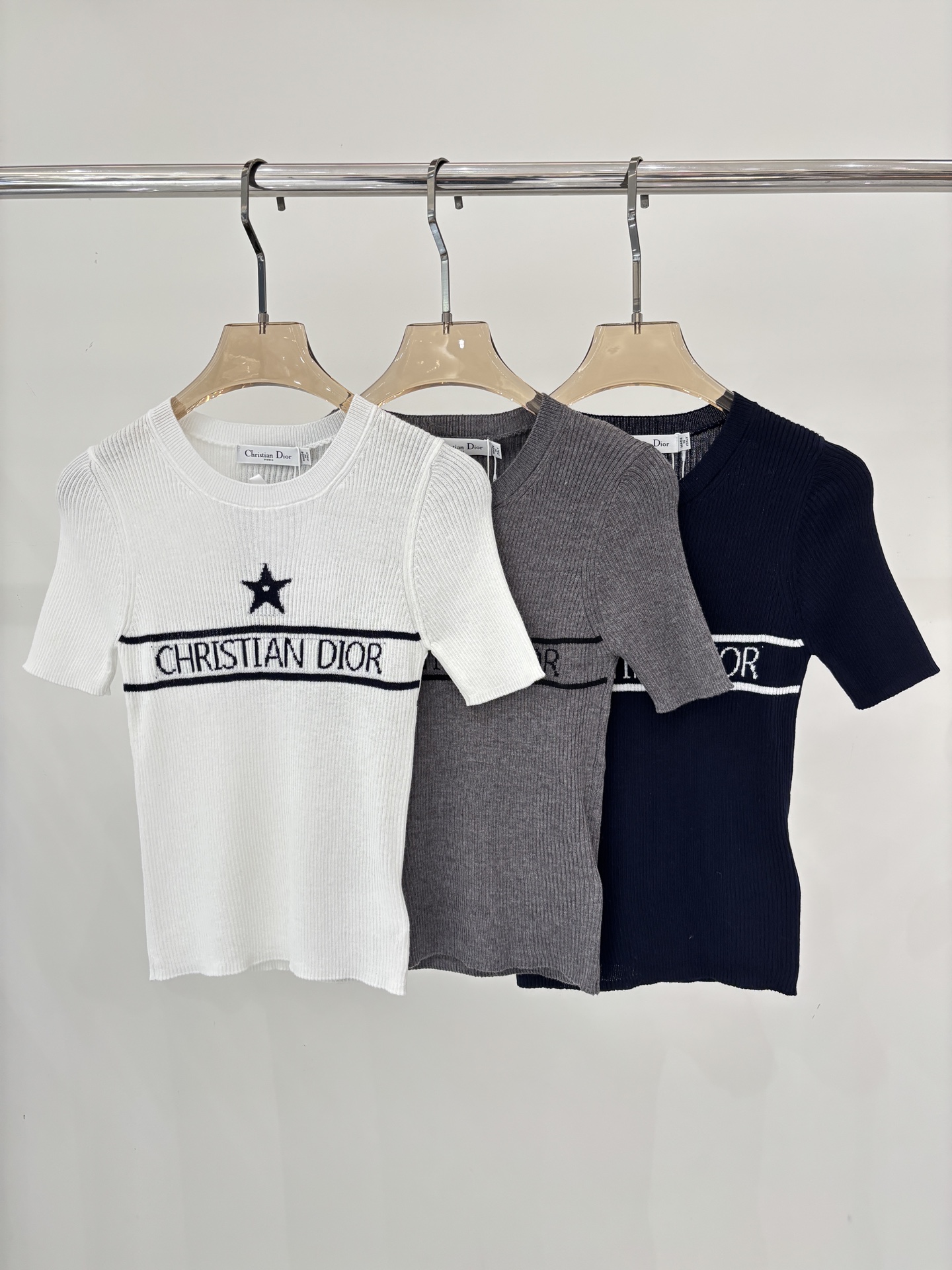 NO:748471,D Home Short Sleeve | 26 Early Spring New Round Neck Letter Logo Star Contrast Jacquard Simple Thin Casual Knitted Short Sleeve Color White Gray Navy sizeSML,, dior, T-shirt,19860909D家短袖｜26早春新款圆领字母logo星星撞色提花简约薄款休闲针织短袖 颜色白色 灰色 藏蓝 sizeSML,,dior,T-shirt,,Women's clothing