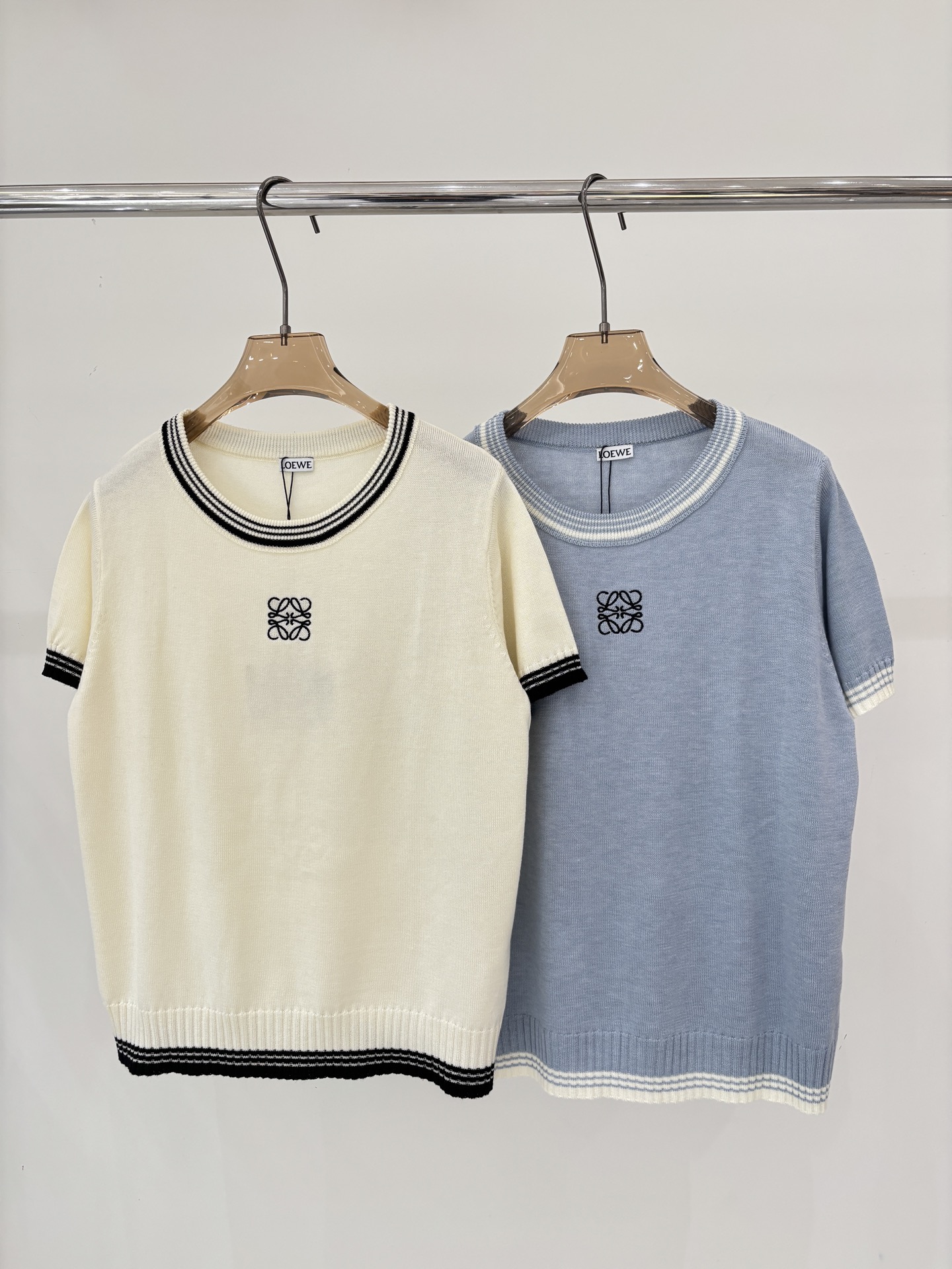 NO:748473,Loewe short-sleeved | 26 early spring new round neck letter logo embroidered jacquard collar cuffs striped color matching simple thin knitted short-sleeved color beige blue sizeSML,,loewe,T-shirt,19860909罗意威短袖｜26早春新款圆领字母logo刺绣提花领口袖口条纹拼色简约薄款针织短袖 颜色米色 蓝色 sizeSML,,loewe,T-shirt,,Women's clothing