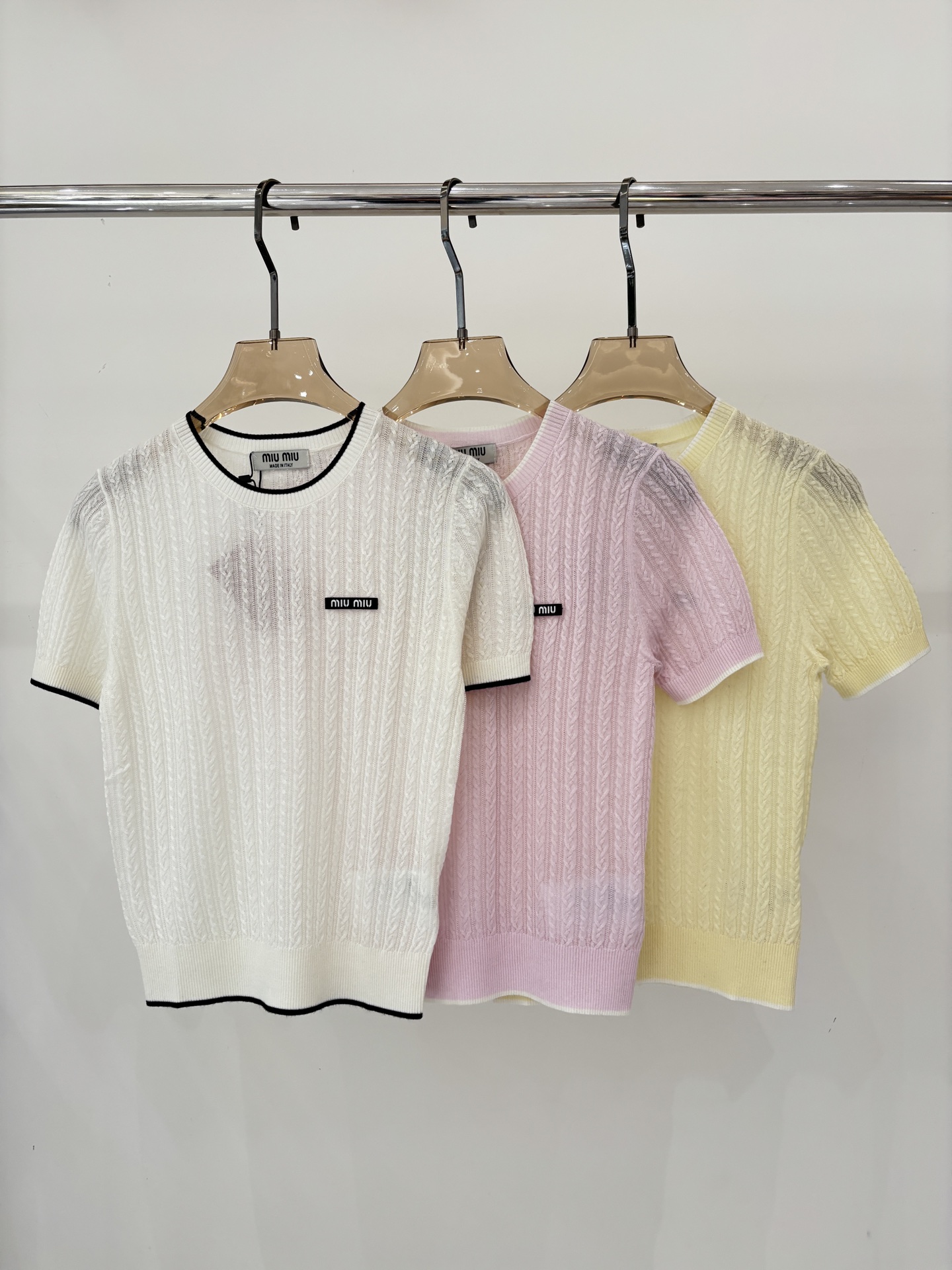 NO:748480,miu short sleeves | 26 early spring new style round neck letter logo patch jacquard simple collar cuffs hem striped color matching casual knitted short sleeves color white yellow pink sizeSML,,miumiu,T-shirt,19860909miu短袖｜26早春新款圆领字母logo贴布提花简约领口袖口下摆条纹拼色休闲针织短袖 颜色白色 黄色 粉色 sizeSML,,miumiu,T-shirt,,Women's clothing