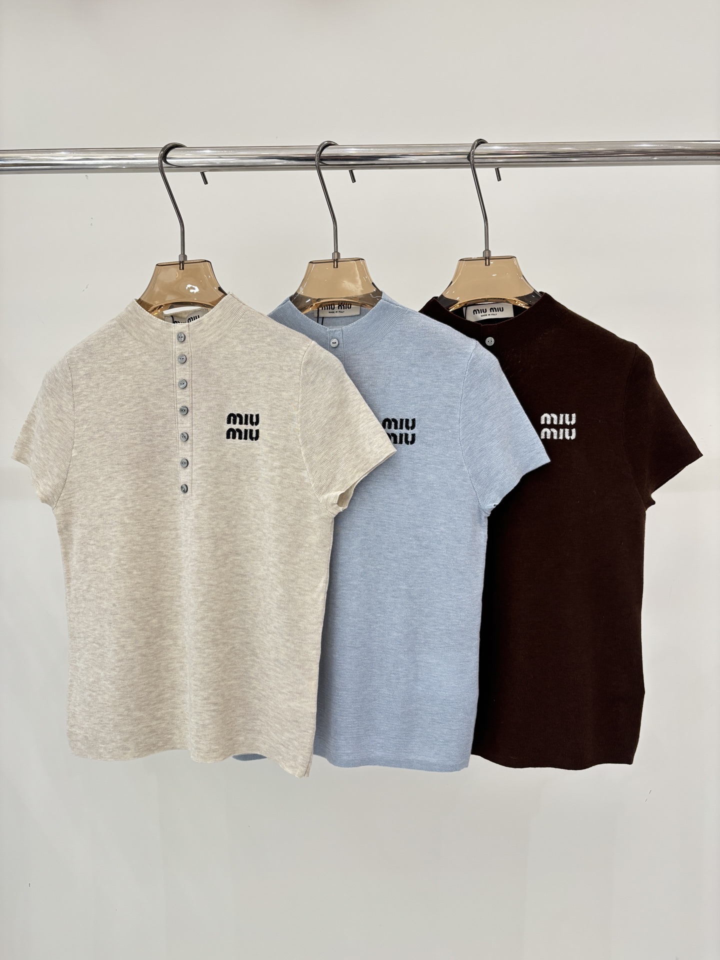 NO:748489,miu short sleeves｜26 early spring new round neck letter logo embroidery jacquard simple small round button decoration casual knitted short sleeves color apricot brown blue sizeSML,,miumiu,T-shirt,19860909miu短袖｜26早春新款圆领字母logo刺绣提花简约小圆扣装饰休闲针织短袖 颜色杏色 褐色 蓝色 sizeSML,,miumiu,T-shirt,,Women's clothing