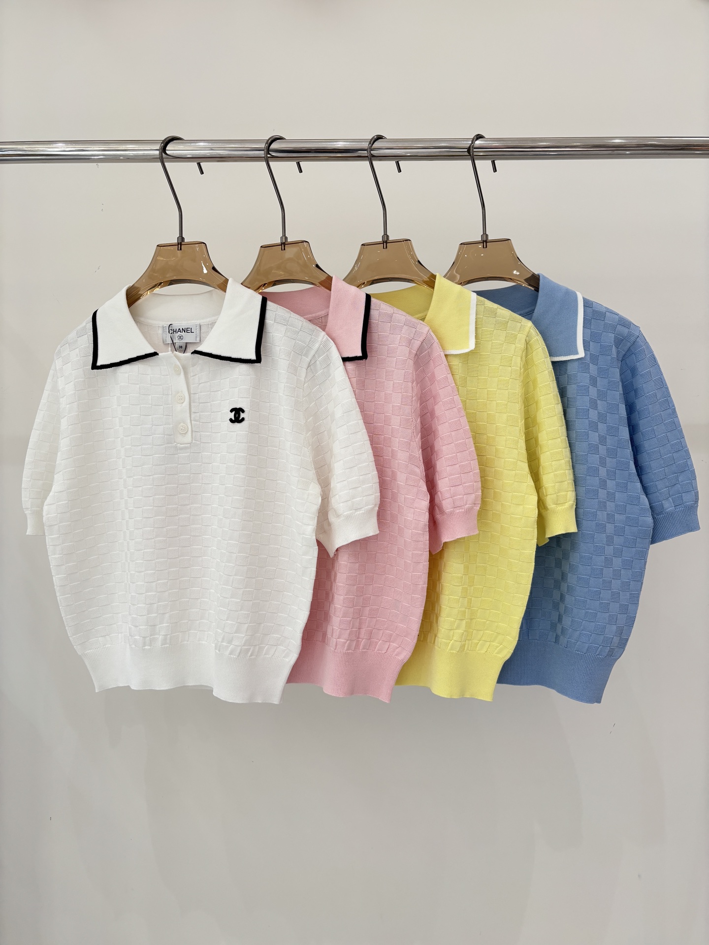 NO:748495,Xiaoxiang short-sleeved | 26 early spring new style lapel letter logo patch jacquard collar striped color matching simple casual knitted short-sleeved color white pink yellow blue sizeSML,,T-shirt,19860909小香短袖｜26早春新款翻领字母logo贴布提花领口条纹拼色简约休闲针织短袖 颜色白色 粉色 黄色 蓝色 sizeSML,,T-shirt,,Women's clothing