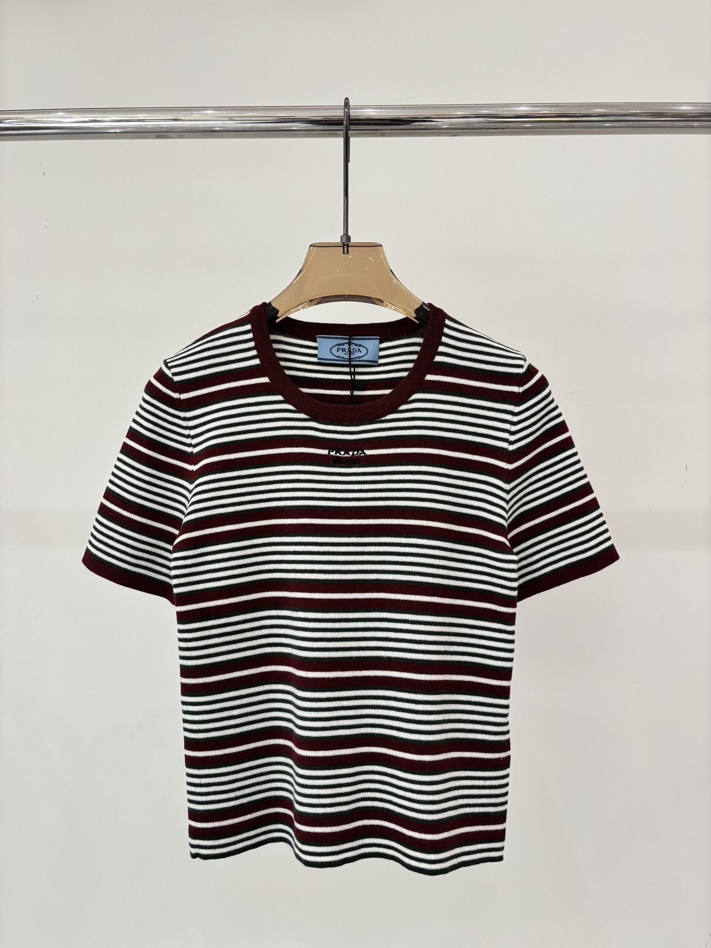 NO:748501,Prada short sleeve | 26 early spring new round neck letter logo embroidery jacquard red and green stripe color matching design casual knitted short sleeve uniform color sizeSML,, prada, T-shirt,19860909普拉达短袖｜26早春新款圆领字母logo刺绣提花红绿条纹拼色设计休闲针织短袖 颜色均色 sizeSML,,prada,T-shirt,,Women's clothing