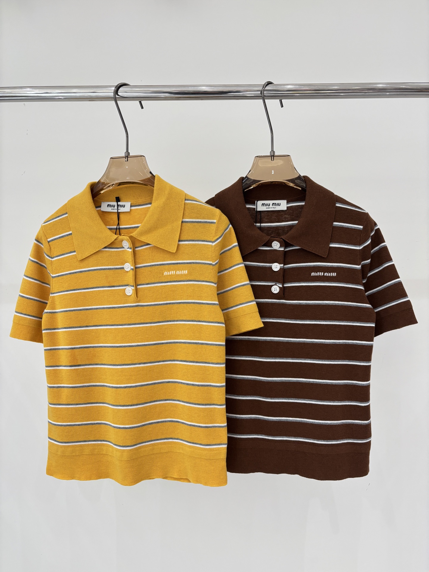 NO:748507,miu short-sleeved | 26 early spring new style lapel letter logo stripe contrasting jacquard simple casual knitted short-sleeved color yellow brown sizeSML,,miumiu,T-shirt,19860909miu短袖｜26早春新款翻领字母logo条纹撞色提花简约休闲针织短袖 颜色黄色 褐色 sizeSML,,miumiu,T-shirt,,Women's clothing