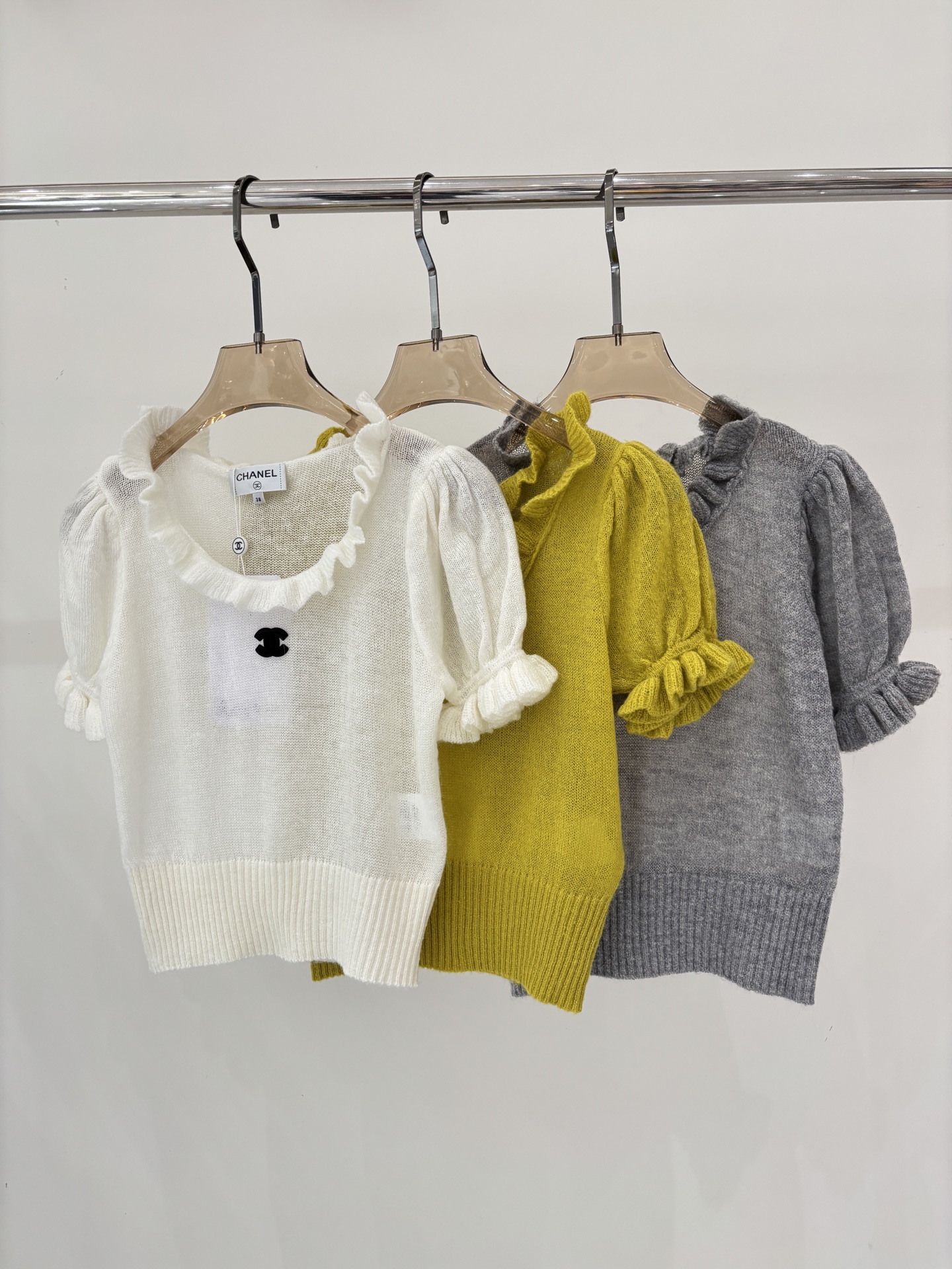 NO:748513,Xiaoxiang short sleeves｜26 early spring new style round neck letter logo three-dimensional jacquard simple ruffle decoration soft waxy thin knitted short sleeves color white green gray sizeSML,,T-shirt,19860909小香短袖｜26早春新款圆领字母logo立体提花简约荷叶边装饰软糯薄款针织短袖 颜色白色 绿色 灰色 sizeSML,,T-shirt,,Women's clothing