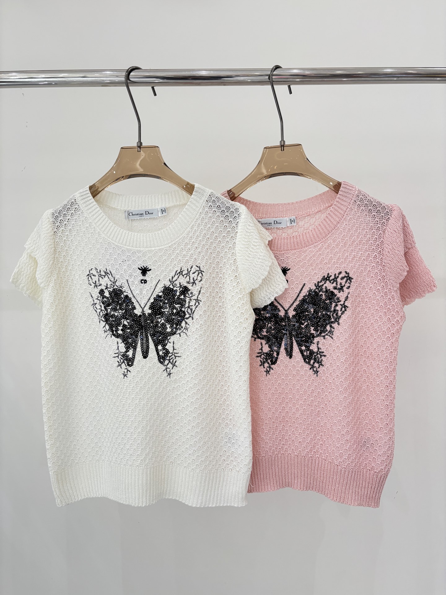 NO:748519,D Home Short Sleeves｜26 Early Spring New Round Neck Letter Logo Bee Embroidery Jacquard Sequin Butterfly Design Simple Small Flying Sleeves Thin Knitted Short Sleeves Color White Pink sizeSML,, dior, T-shirt,19860909D家短袖｜26早春新款圆领字母logo蜜蜂刺绣提花亮片蝴蝶设计简约小飞袖薄款针织短袖 颜色白色 粉色 sizeSML,,dior,T-shirt,,Women's clothing