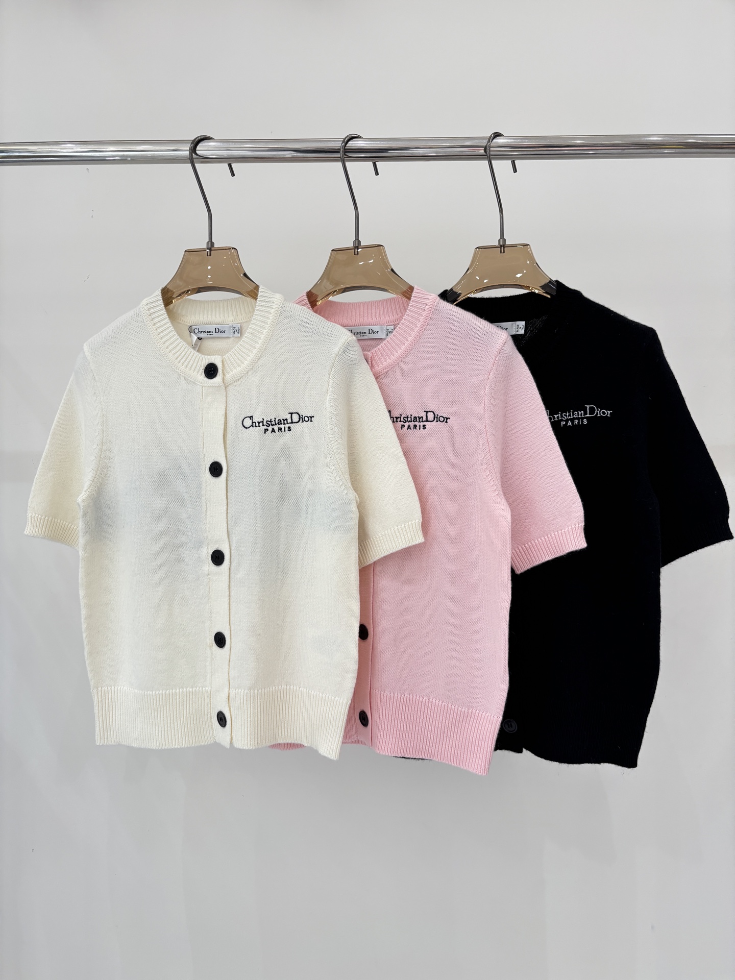 NO:748474,D Home Short Sleeves｜26 Early Spring New Round Neck Letter Logo Stars Contrast Color Jacquard Simple Small Round Button Decoration Casual Knitted Short Sleeves Color Beige Pink Black sizeSML,, dior, T-shirt,19860909D家短袖｜26早春新款圆领字母logo星星撞色提花简约小圆扣装饰休闲针织短袖 颜色米色 粉色 黑色 sizeSML,,dior,T-shirt,,Women's clothing
