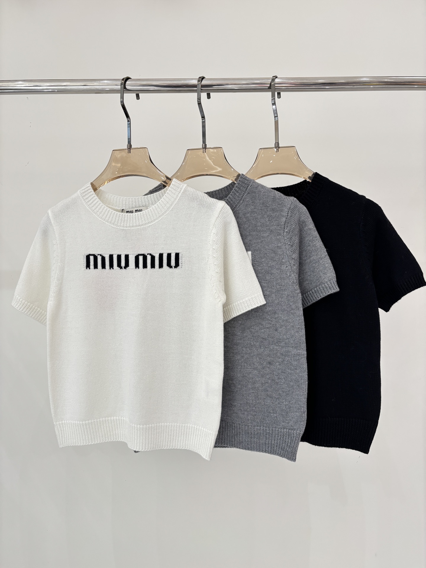 NO:748478,miu short-sleeved | 26 early spring new style round neck letter logo contrasting jacquard simple soft waxy casual knitted short-sleeved color white gray black sizeSML,,miumiu,T-shirt,19860909miu短袖｜26早春新款圆领字母logo撞色提花简约软糯休闲针织短袖 颜色白色 灰色 黑色 sizeSML,,miumiu,T-shirt,,Women's clothing