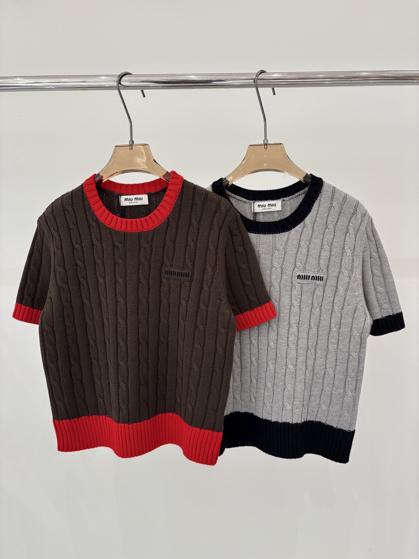 NO:748484,miu short sleeves｜26 early spring new style round neck letter logo patch jacquard simple cable pattern design collar color matching casual knitted short sleeves color brown gray sizeSML,,miumiu,T-shirt,19860909miu短袖｜26早春新款圆领字母logo贴布提花简约绞花花纹设计领口拼色休闲针织短袖 颜色褐色 灰色 sizeSML,,miumiu,T-shirt,,Women's clothing