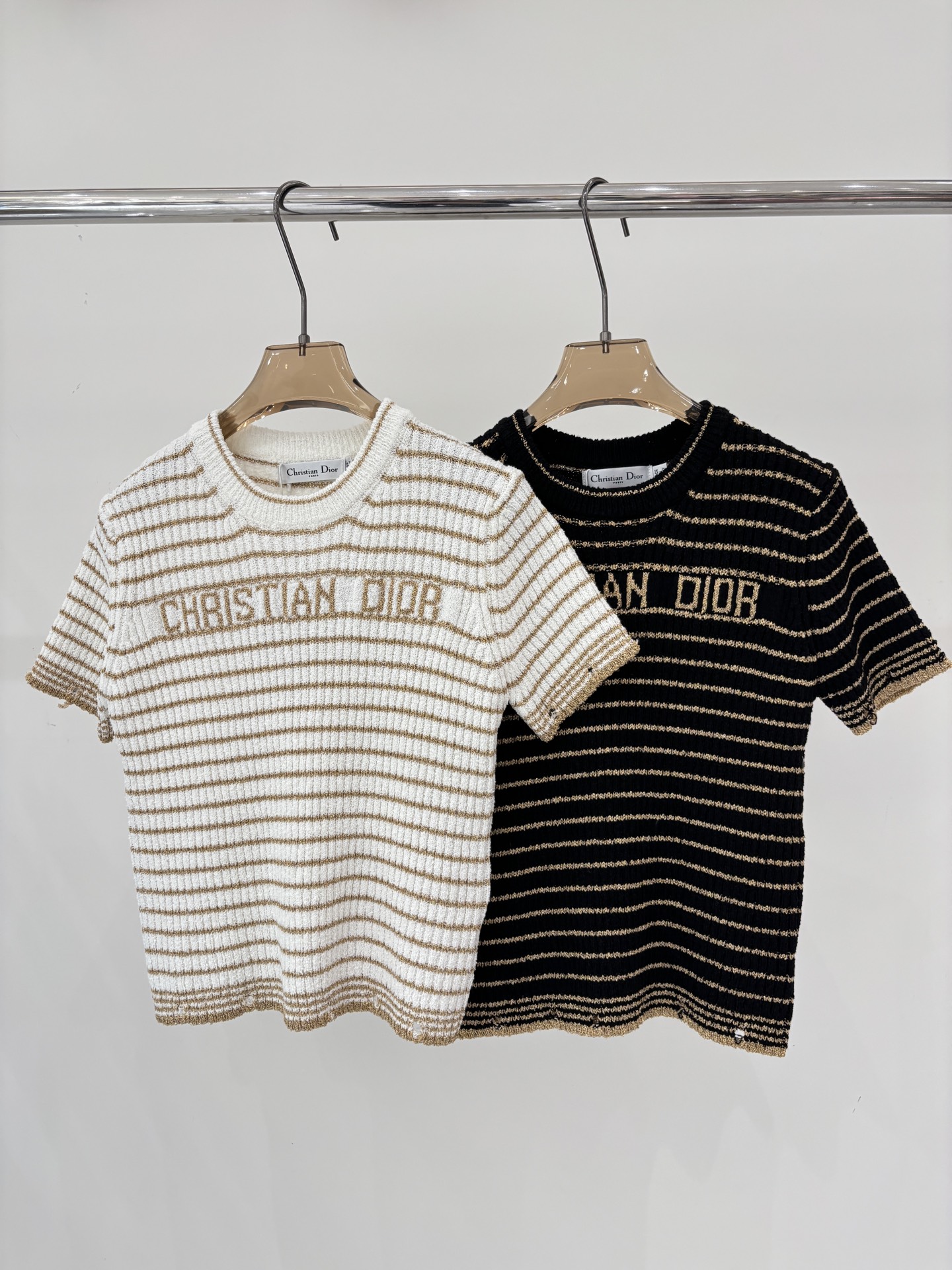 NO:748490,D Home Short Sleeves｜26 Early Spring New Style Round Neck Letter Logo Gold Thread Stripes Color Matching Design Slim High Elastic Knitted Short Sleeves Color White Black sizeSML,,dior,T-shirt,19860909D家短袖｜26早春新款圆领字母logo金线条纹拼色设计修身高弹针织短袖 颜色白色 黑色 sizeSML,,dior,T-shirt,,Women's clothing
