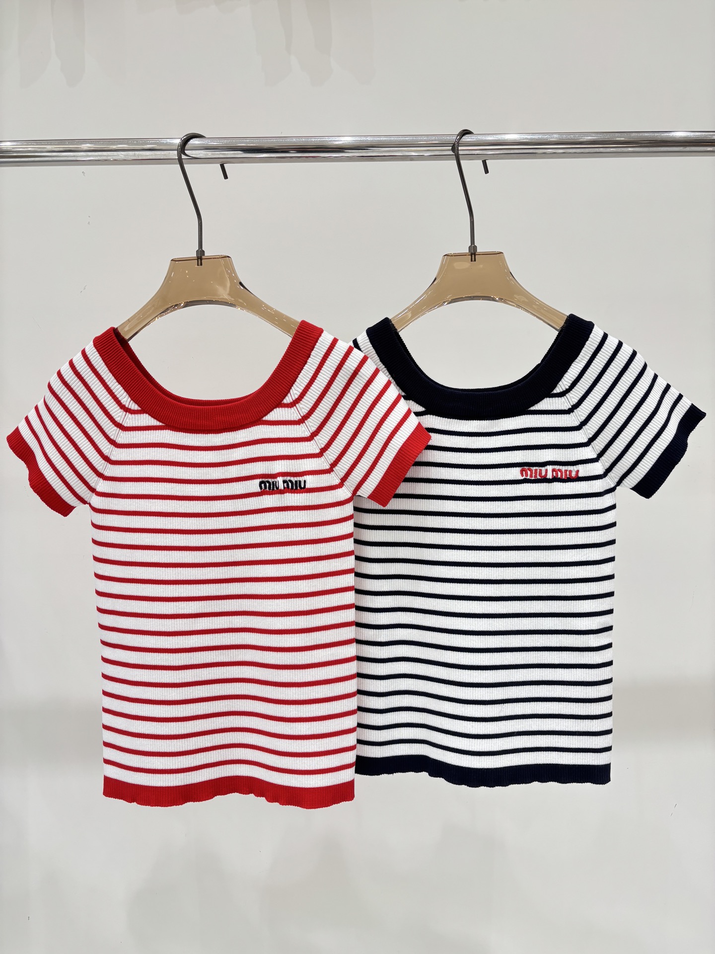 NO:748496,miu short-sleeved | 26 early spring new round neck letter logo embroidered jacquard striped color matching design simple slim fit knitted short-sleeved color red navy blue sizeSML,,miumiu,T-shirt,19860909miu短袖｜26早春新款圆领字母logo刺绣提花条纹拼色设计简约修身针织短袖 颜色红色 藏蓝 sizeSML,,miumiu,T-shirt,,Women's clothing