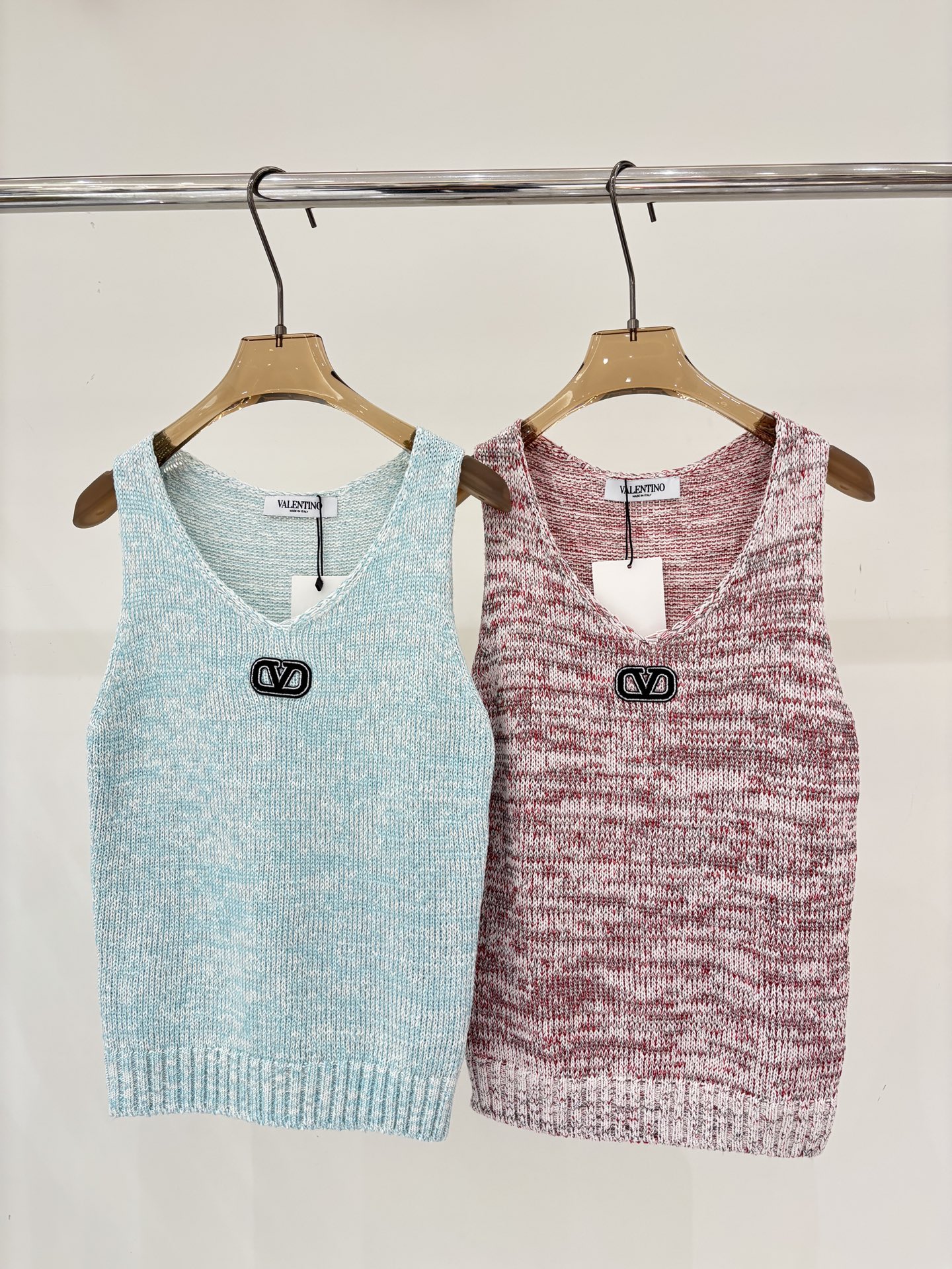 NO:748502,Valentino vest｜26 early spring new v-neck letter logo three-dimensional jacquard simple mixed color soft and waxy casual knitted vest color blue red sizeSML,,valentino,19860909华伦天奴背心｜26早春新款v领字母logo立体提花简约混色软糯休闲针织背心 颜色蓝色 红色 sizeSML,,valentino,,Women's clothing