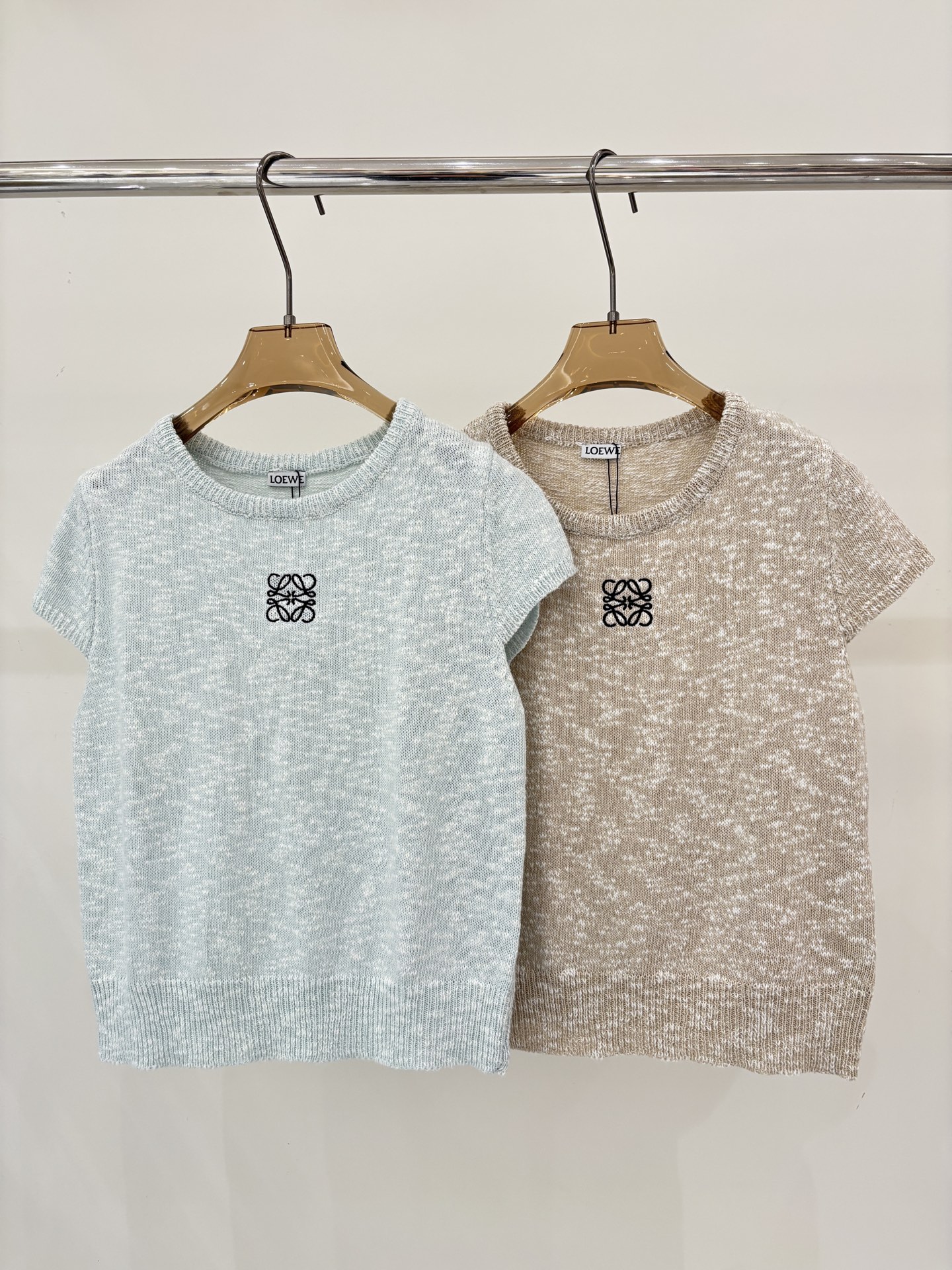 NO:748508,Loewe short-sleeved | 26 early spring new round neck letter logo embroidered jacquard mixed color soft waxy casual knitted short-sleeved color blue khaki sizeSML,,loewe,T-shirt,19860909罗意威短袖｜26早春新款圆领字母logo刺绣提花混色软糯休闲针织短袖 颜色蓝色 卡其 sizeSML,,loewe,T-shirt,,Women's clothing