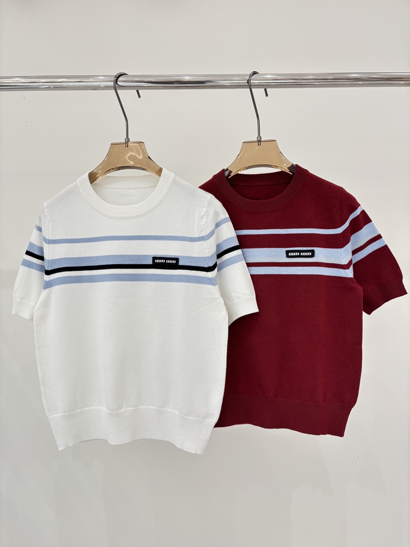 NO:748514,miu short sleeves｜26 early spring new style round neck letter logo patch jacquard stripe color matching simple casual knitted short sleeves color white red sizeSML,,miumiu,T-shirt,19860909miu短袖｜26早春新款圆领字母logo贴布提花条纹拼色简约休闲针织短袖 颜色白色 红色 sizeSML,,miumiu,T-shirt,,Women's clothing