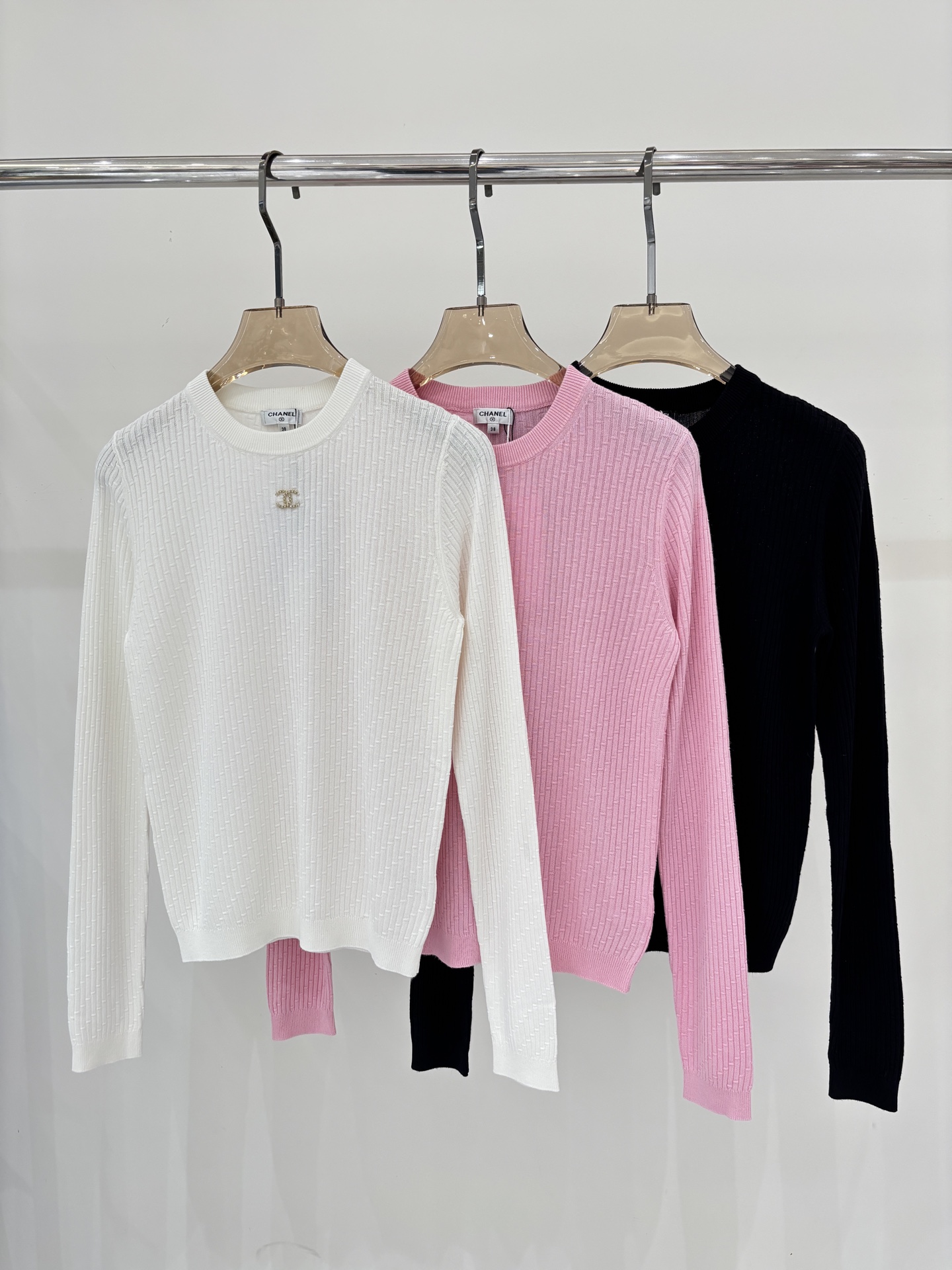 NO:748520,Xiaoxiang long sleeve | 26 early spring new round neck letter logo three-dimensional jacquard simple casual thin knitted long sleeve color white pink black sizeSML,,19860909小香长袖｜26早春新款圆领字母logo立体提花简约休闲薄款针织长袖 颜色白色 粉色 黑色 sizeSML,,,Women's clothing