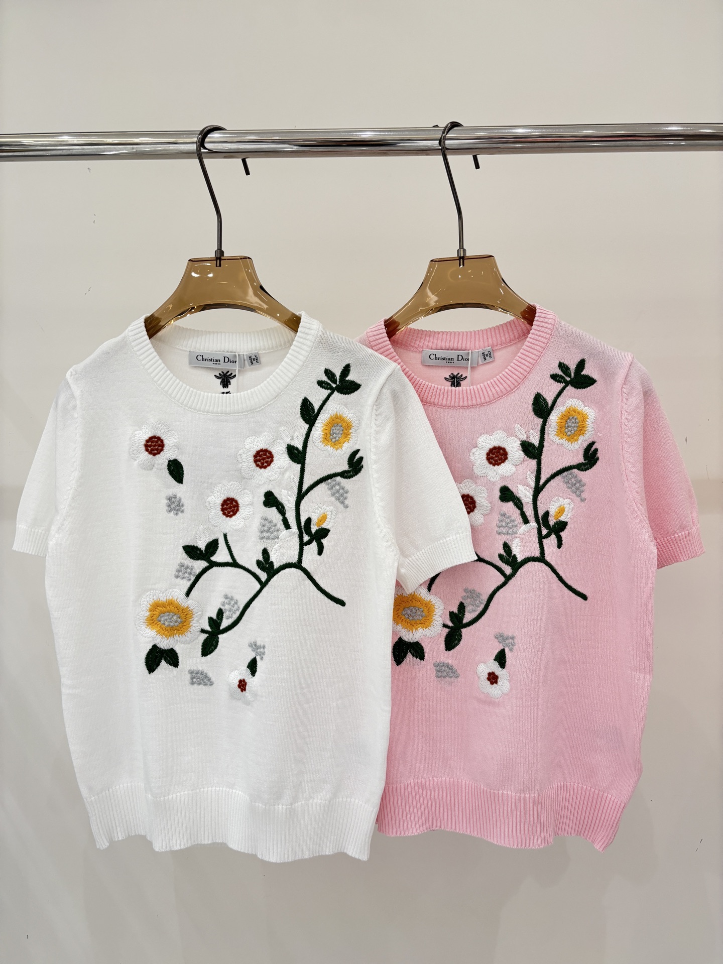 NO:761794,D Home Short Sleeve | 26 Early Spring New Round Neck Letter Logo Bee Flower Embroidery Jacquard Simple Thin Casual Knitted Short Sleeve Color White Pink sizeSML,, dior, T-shirt,19860909D家短袖｜26早春新款圆领字母logo蜜蜂花朵刺绣提花简约薄款休闲针织短袖 颜色白色 粉色 sizeSML,,dior,T-shirt,,Women's clothing