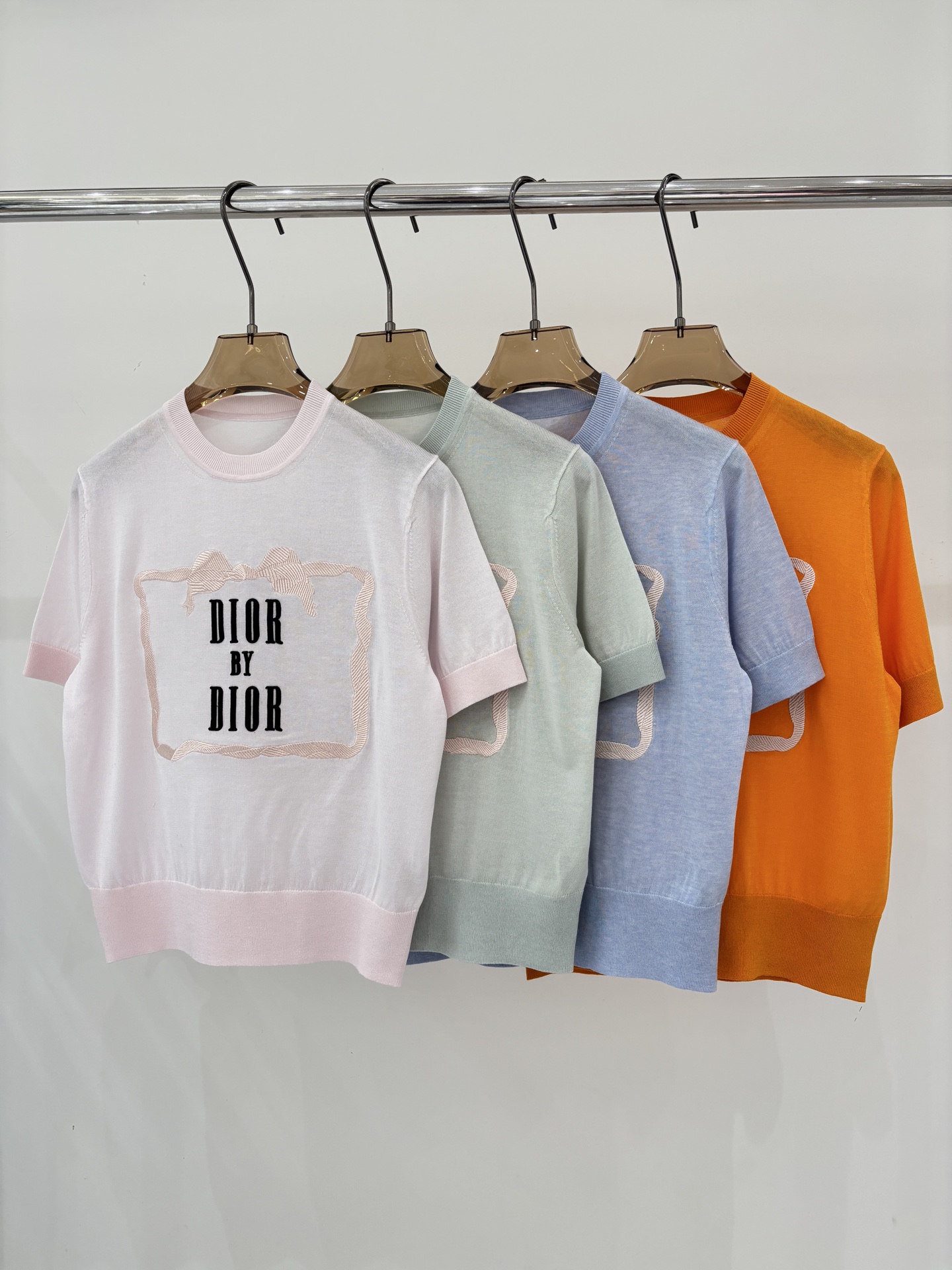 NO:761799,D Home Short Sleeve | 26 Early Spring New Round Neck Letter Logo Embroidery Contrast Jacquard Simple Thin Casual Knitted Short Sleeve Color Pink Green Blue Orange sizeSML,, dior, T-shirt,19860909D家短袖｜26早春新款圆领字母logo刺绣撞色提花简约薄款休闲针织短袖 颜色粉色 绿色 蓝色 橙色 sizeSML,,dior,T-shirt,,Women's clothing