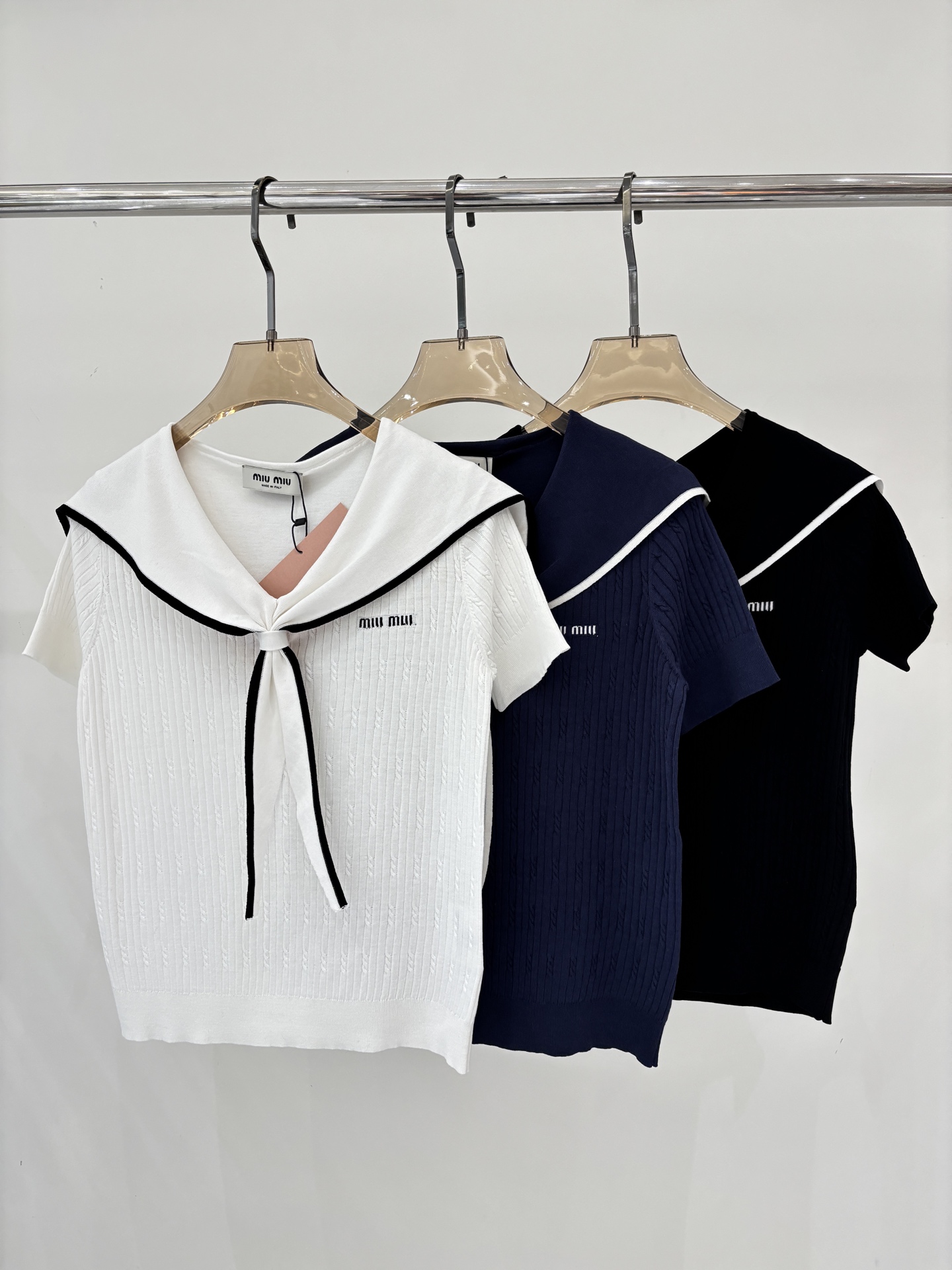 NO:761803,miu short-sleeved | 26 early spring new style navy collar, letter logo collar, stripes, color-blocking jacquard, simple thin casual knitted short-sleeved color, white, blue, black, sizeSML,,miumiu,T-shirt,19860909miu短袖｜26早春新款海军领字母logo领口条纹拼色提花简约薄款休闲针织短袖 颜色白色 蓝色 黑色 sizeSML,,miumiu,T-shirt,,Women's clothing