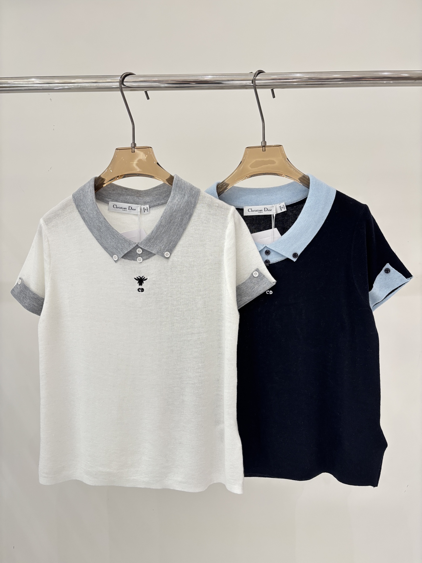 NO:761807,D Home Short Sleeves｜26 New Early Spring Lapel Letters Logo Bee Embroidery Jacquard Simple Collar Cuffs Color Matching Design Casual Thin Knitted Short Sleeves Color White Navy Blue sizeSML,, dior, T-shirt,19860909D家短袖｜26早春新款翻领字母logo蜜蜂刺绣提花简约领口袖口拼色设计休闲薄款针织短袖 颜色白色 藏蓝 sizeSML,,dior,T-shirt,,Women's clothing