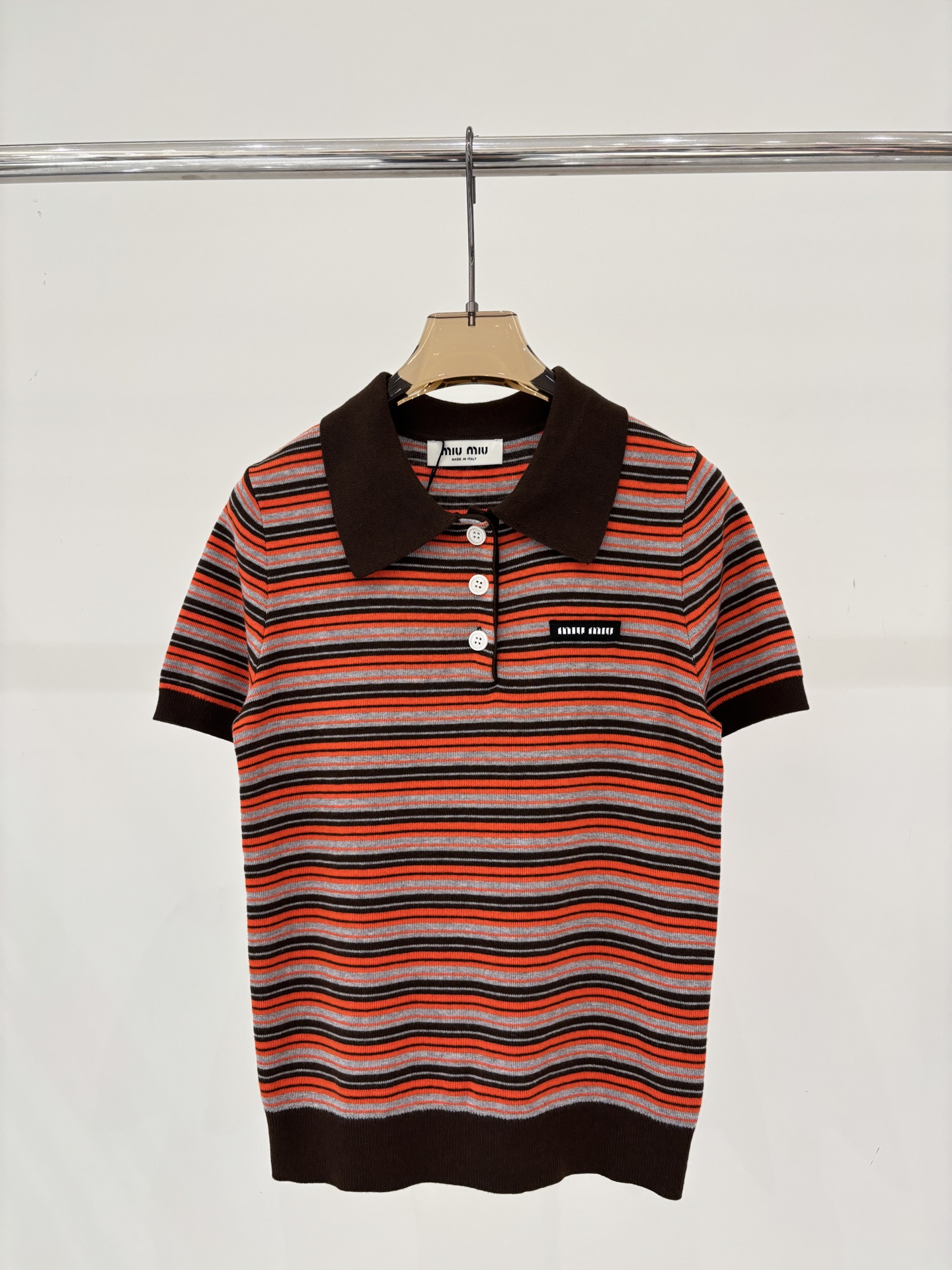 NO:761811,miu short-sleeved | 26 early spring new style lapel letter logo patch jacquard striped color matching design casual knitted short-sleeved color brown sizeSML,,miumiu,T-shirt,19860909miu短袖｜26早春新款翻领字母logo贴布提花条纹拼色设计休闲针织短袖 颜色棕色 sizeSML,,miumiu,T-shirt,,Women's clothing