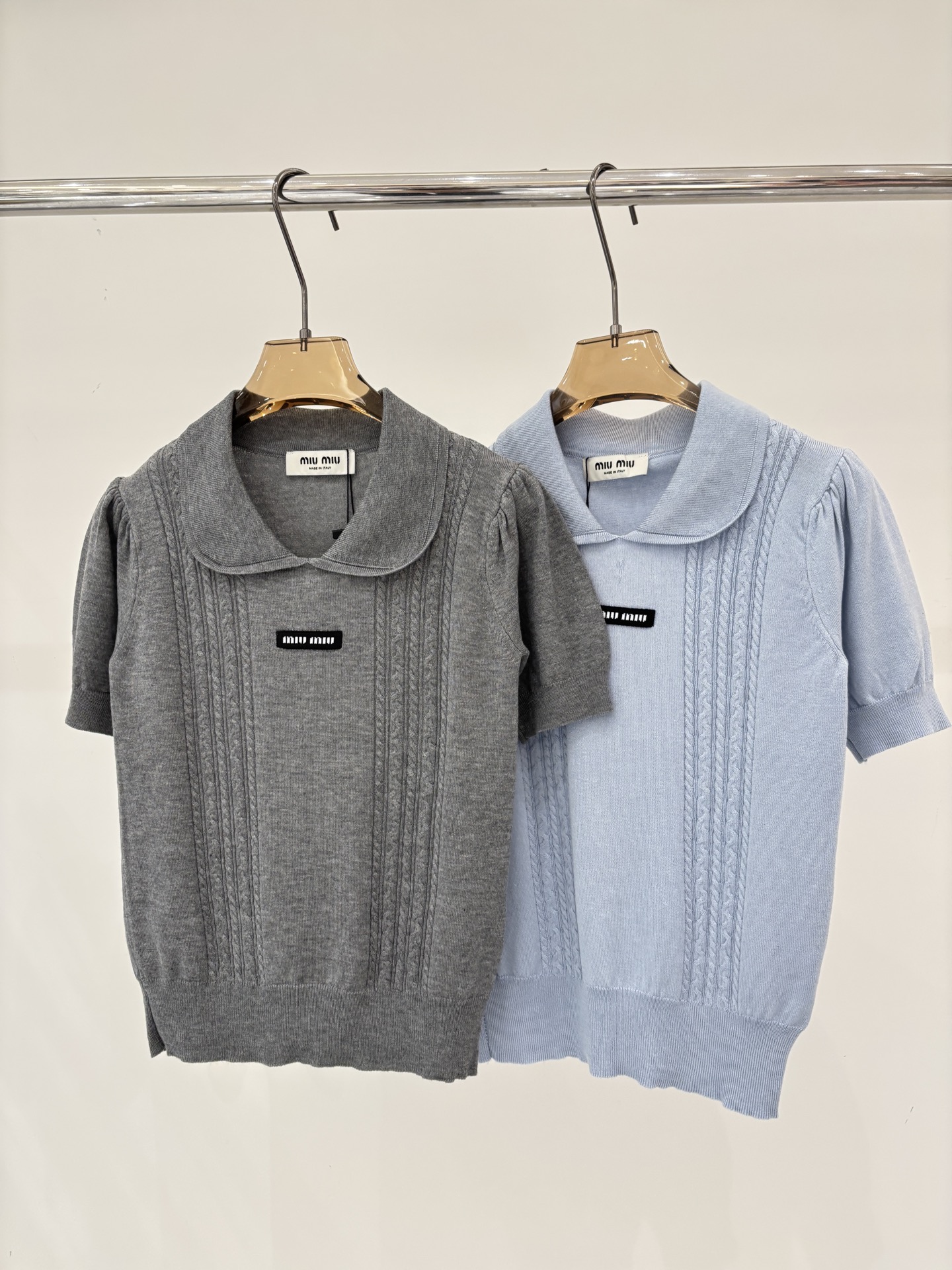 NO:761815,miu short-sleeved | 26 early spring new style lapel letter logo contrasting color patch jacquard simple casual thin knitted short-sleeved color gray blue sizeSML,,miumiu,T-shirt,19860909miu短袖｜26早春新款翻领字母logo撞色贴布提花简约休闲薄款针织短袖 颜色灰色蓝色 sizeSML,,miumiu,T-shirt,,Women's clothing