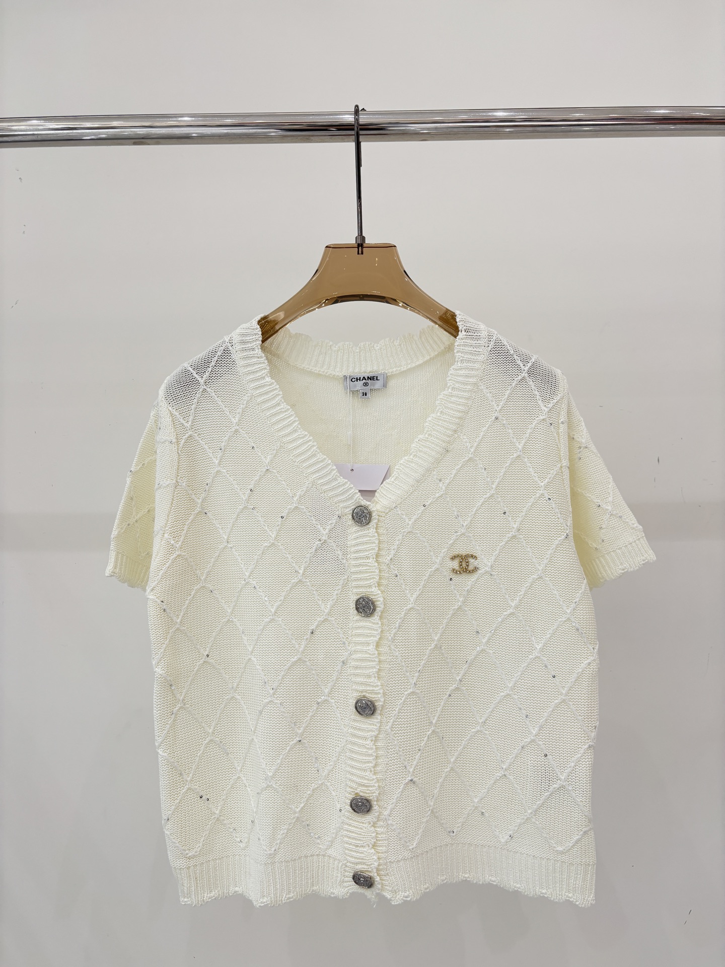 NO:761792,Xiaoxiang short sleeves｜26 early spring new v-neck letter logo intarsia button design simple diamond plaid sequin decoration thin knitted short sleeves color beige sizeSML,,T-shirt,19860909小香短袖｜26早春新款v领字母logo嵌花钮扣设计简约菱形格纹亮片装饰薄款针织短袖 颜色米色 sizeSML,,T-shirt,,Women's clothing