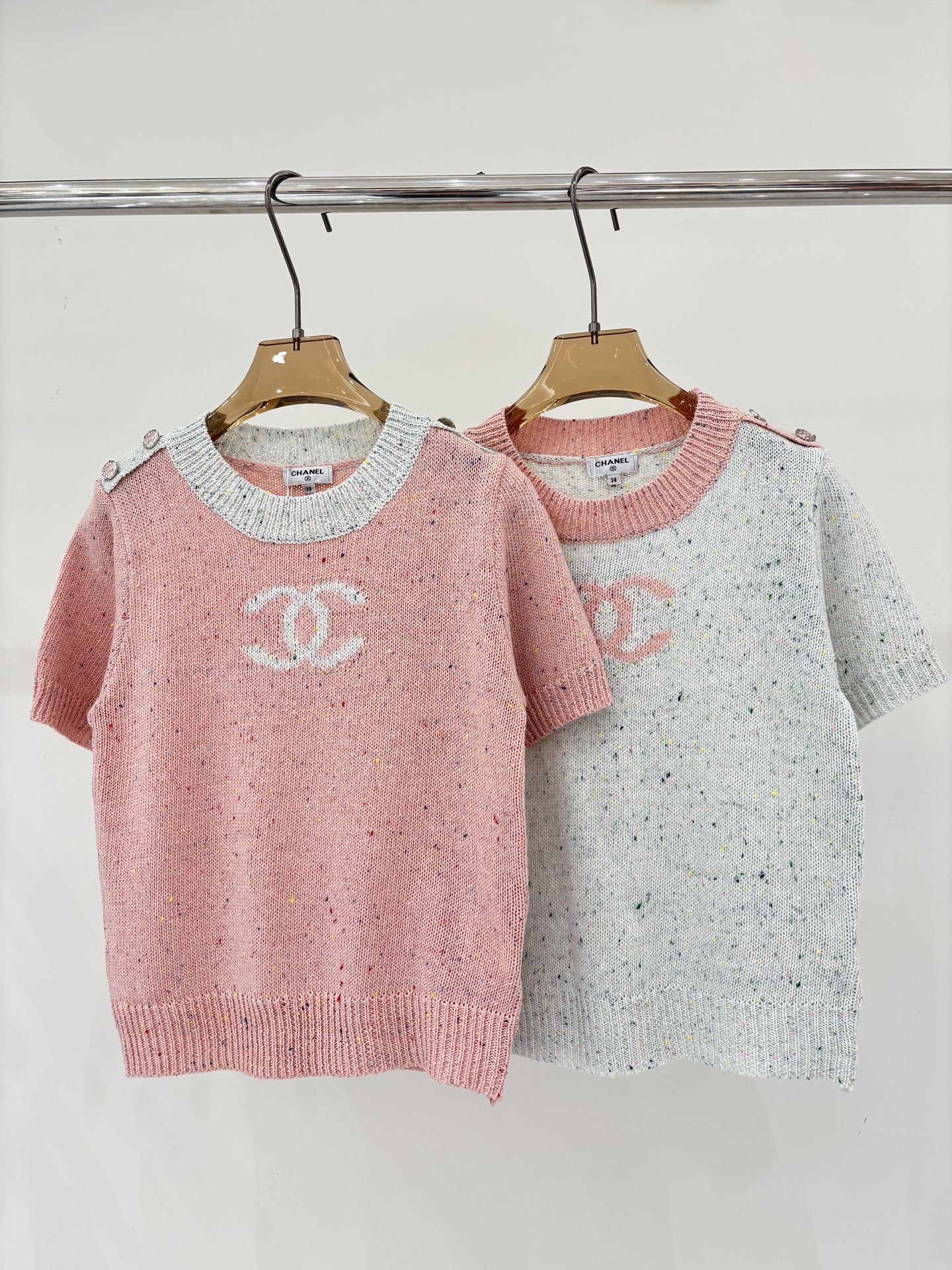 NO:761797,Xiaoxiang short-sleeved | 26 early spring new round neck letter logo shoulder intarsia button collar color-blocking design casual knitted short-sleeved color pink gray sizeSML,, T-shirt,19860909小香短袖｜26早春新款圆领字母logo肩部嵌花钮扣领口拼色设计休闲针织短袖 颜色粉色 灰色 sizeSML,,T-shirt,,Women's clothing