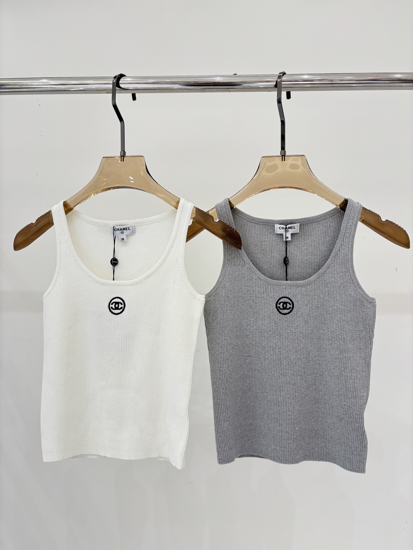 NO:761805,Xiaoxiang vest｜26 early spring new round neck letter logo contrasting color embroidery jacquard simple casual knitted vest color white gray sizeSML,,19860909小香背心｜26早春新款圆领字母logo撞色刺绣提花简约休闲针织背心 颜色白色 灰色 sizeSML,,,Women's clothing