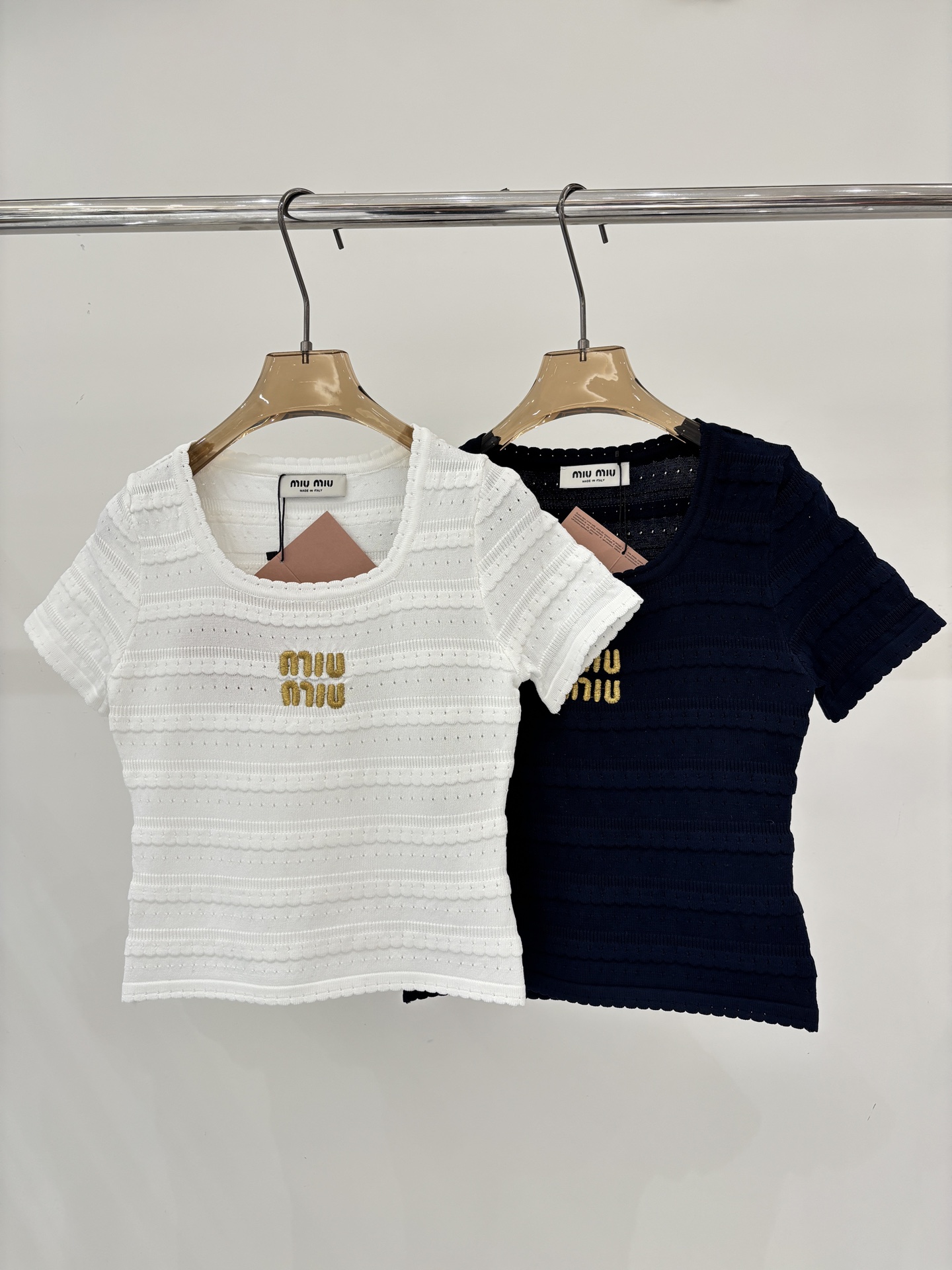NO:761809,miu short sleeves｜26 early spring new style square collar letter logo gold thread embroidery jacquard simple small lace splicing design short knitted short sleeves color white navy sizeSML,,miumiu,T-shirt,19860909miu短袖｜26早春新款方领字母logo金线刺绣提花简约小花边拼接设计短款针织短袖 颜色白色 藏蓝 sizeSML,,miumiu,T-shirt,,Women's clothing