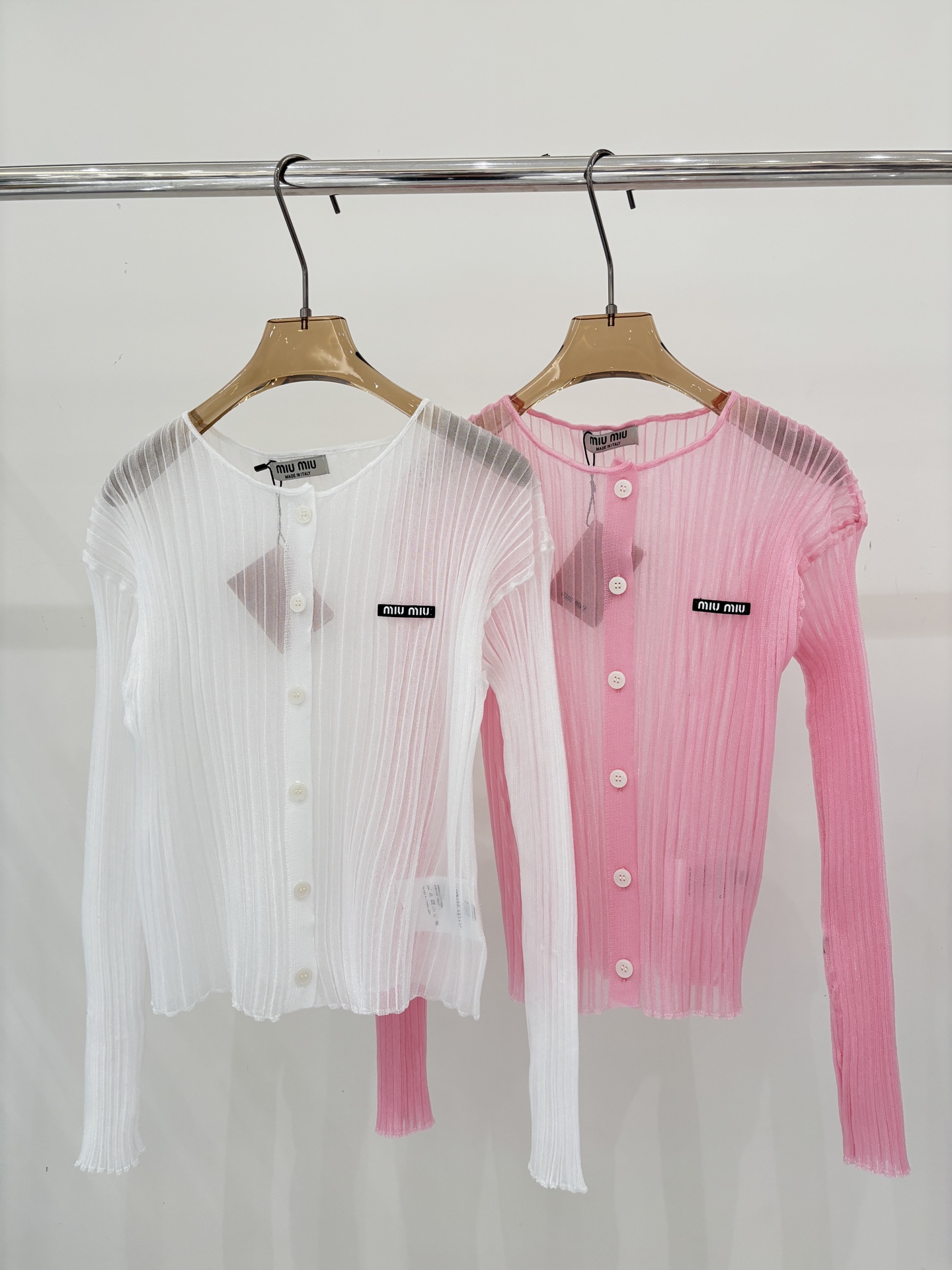 NO:761816,miu cardigan｜26 early spring new style round neck letter logo patch jacquard simple thin casual knitted cardigan color white pink sizeSML,,miumiu,19860909miu开衫｜26早春新款圆领字母logo贴布提花简约薄款休闲针织开衫 颜色白色 粉色 sizeSML,,miumiu,,Women's clothing